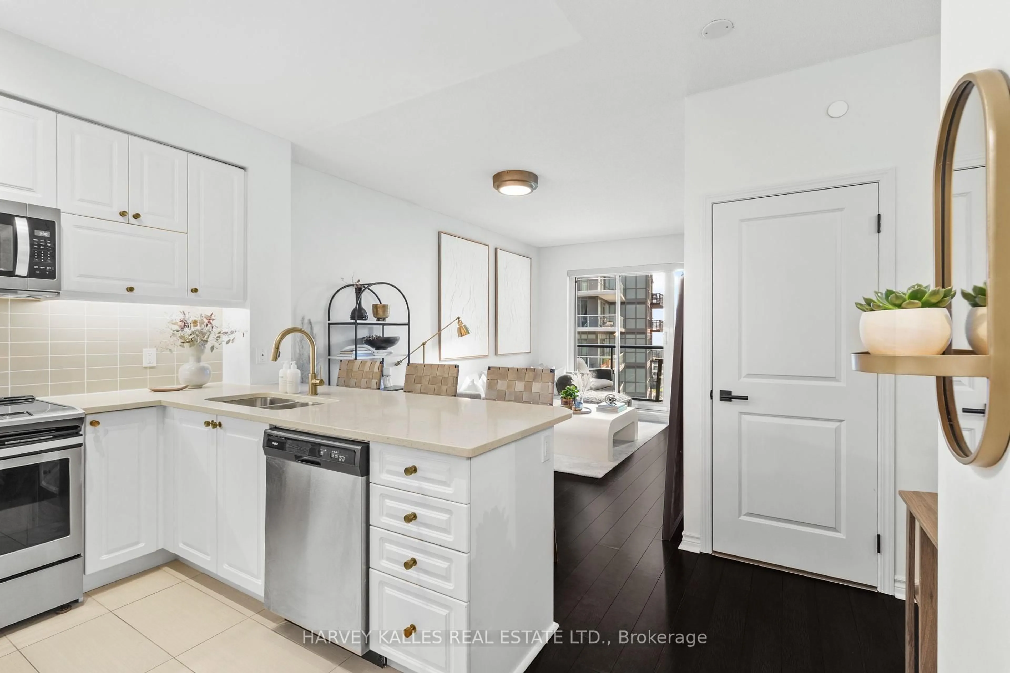 Open concept kitchen, ceramic/tile floor for 39 Annie Craig Dr #1403, Toronto Ontario M8V 0H1