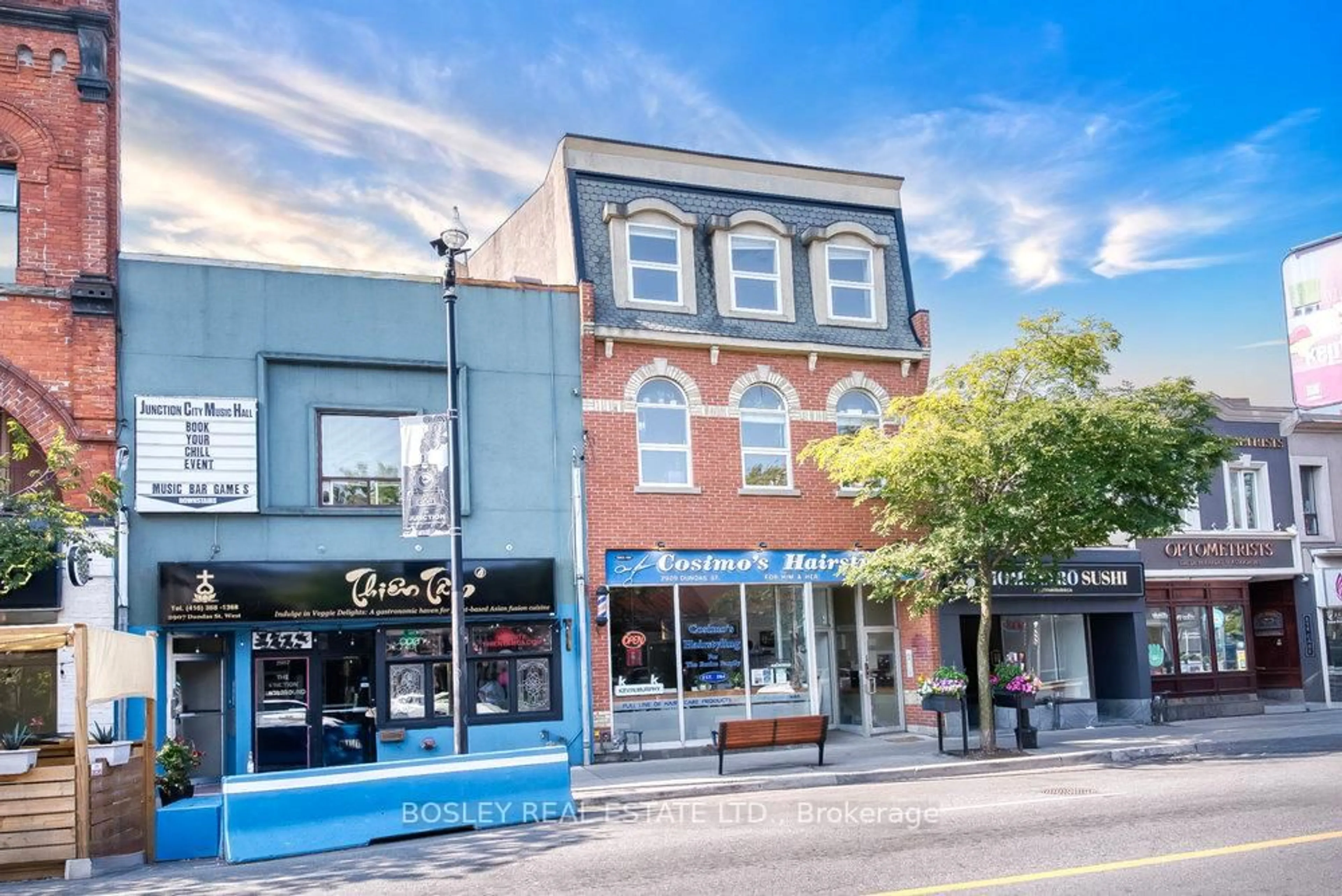 Patio, building for 2909 Dundas St, Toronto Ontario M6P 1Z1