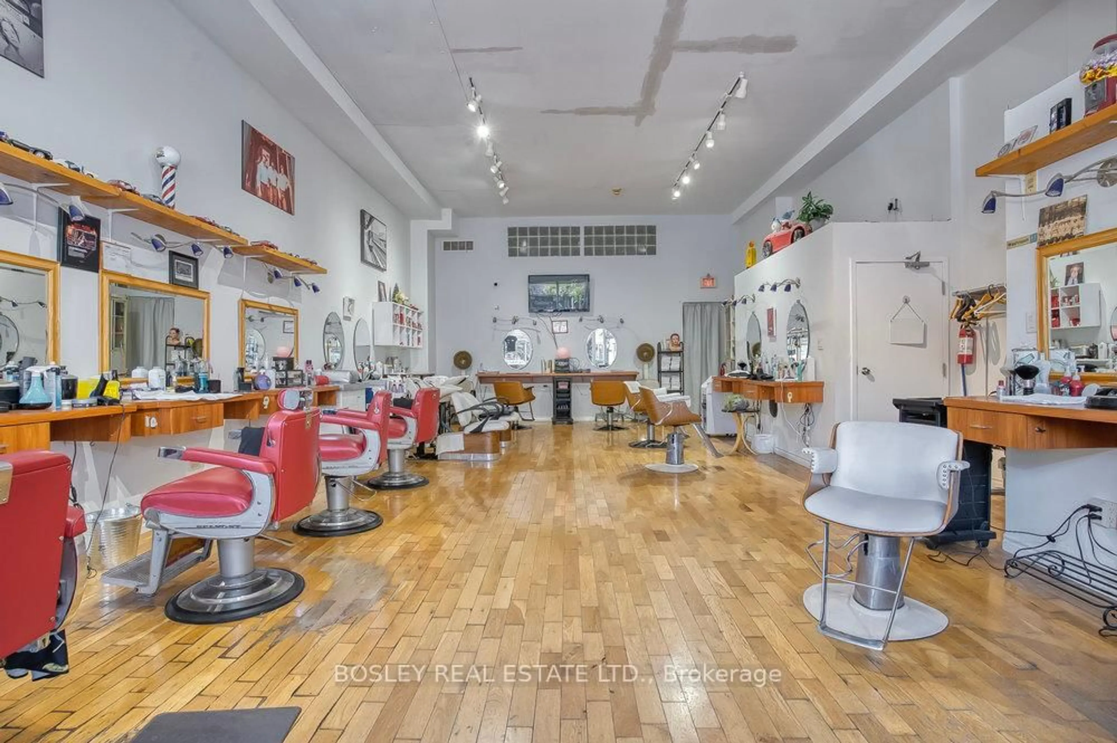 A pic of a room for 2909 Dundas St, Toronto Ontario M6P 1Z1