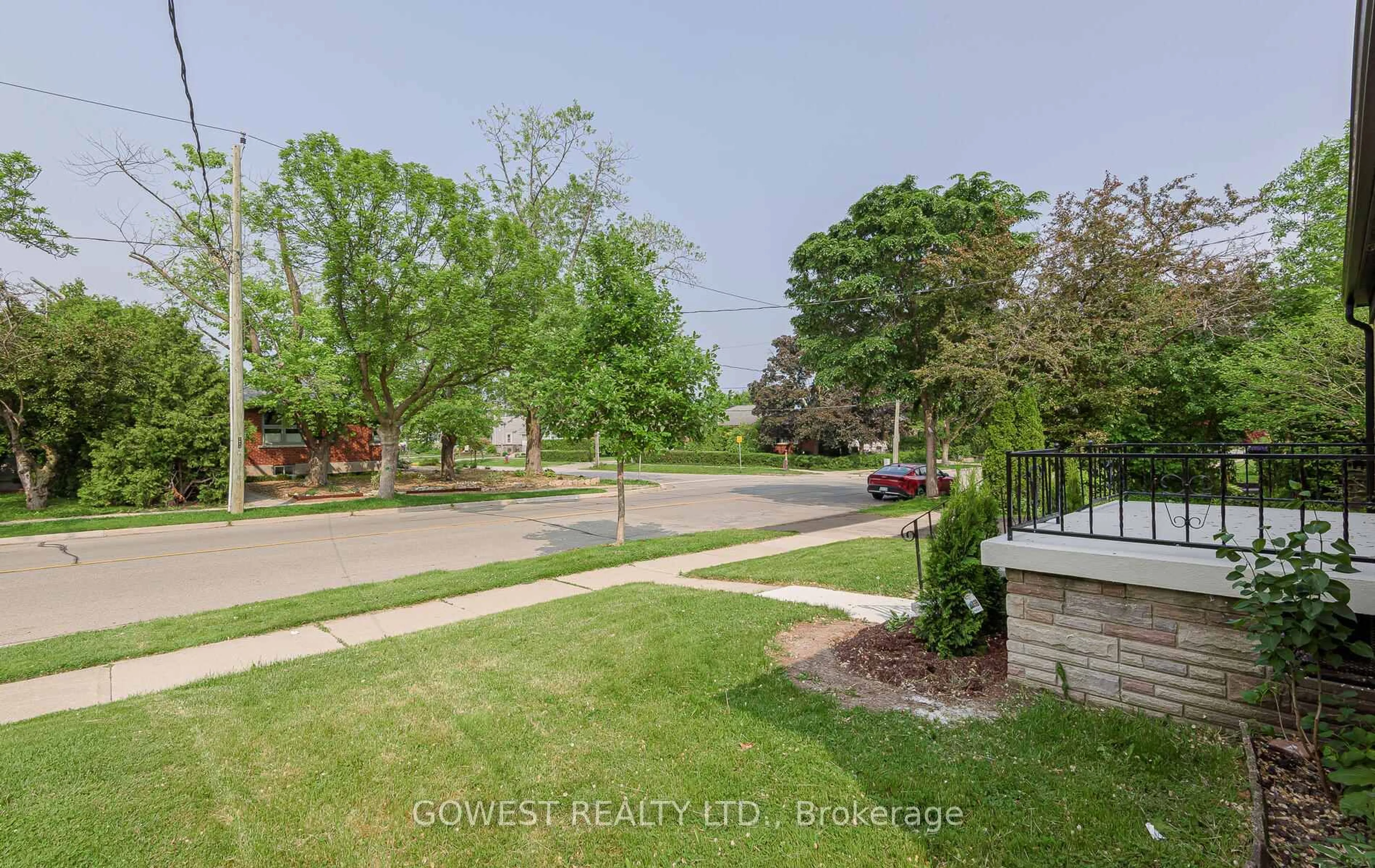 A pic from outside/outdoor area/front of a property/back of a property/a pic from drone, street for 290 Felan Ave, Oakville Ontario L6K 2X6