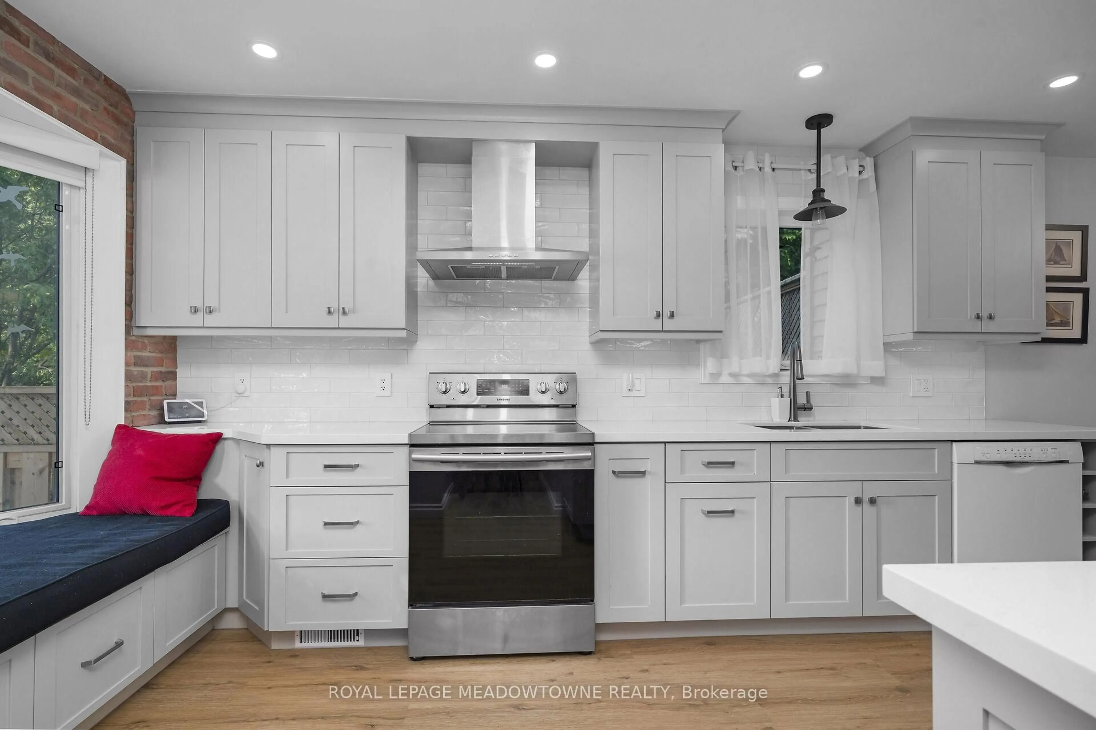 Open concept kitchen, unknown for 19 Ransom St, Halton Hills Ontario L7J 2V9