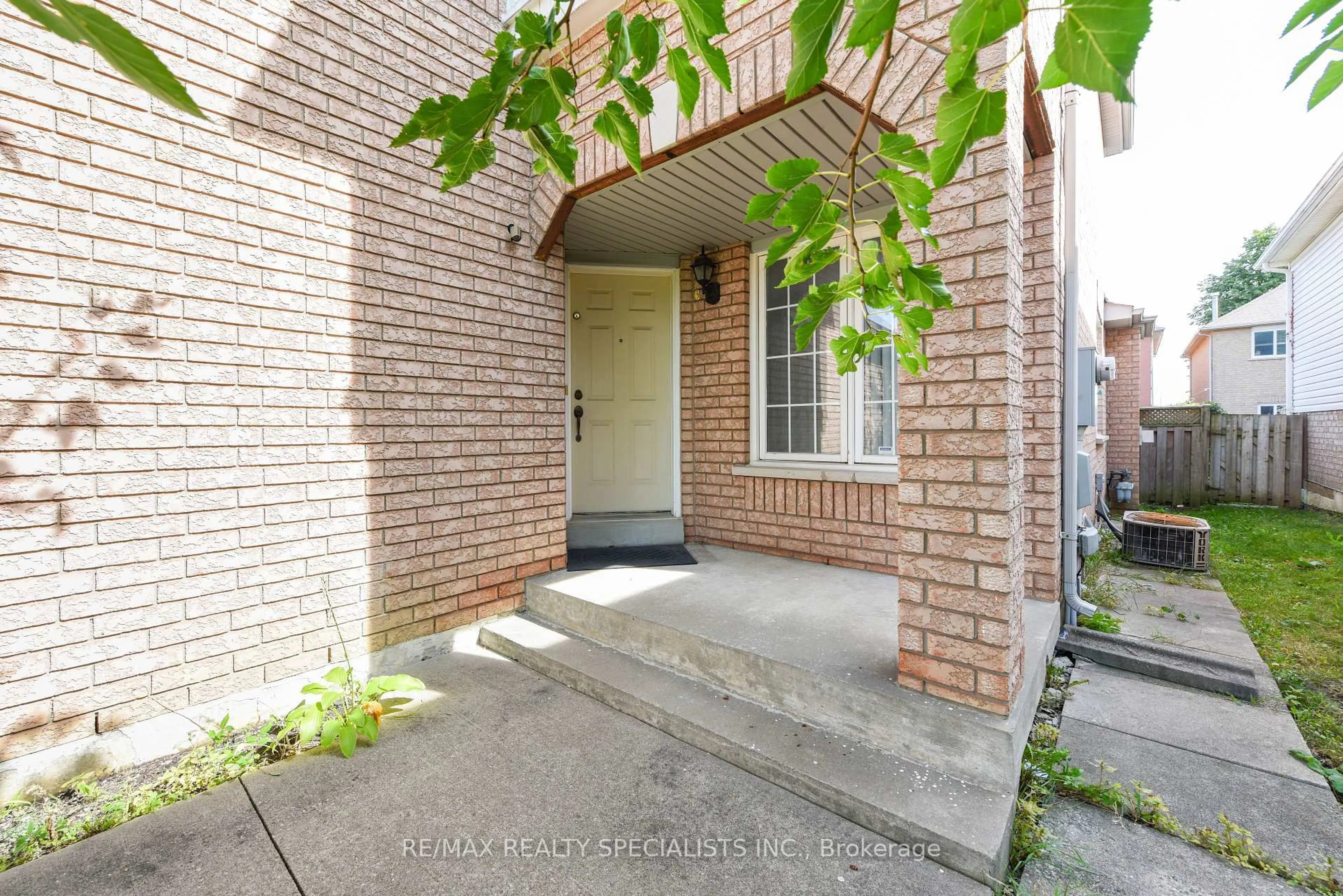 Indoor entryway for 107 Seclusion Cres, Brampton Ontario L6R 1K8