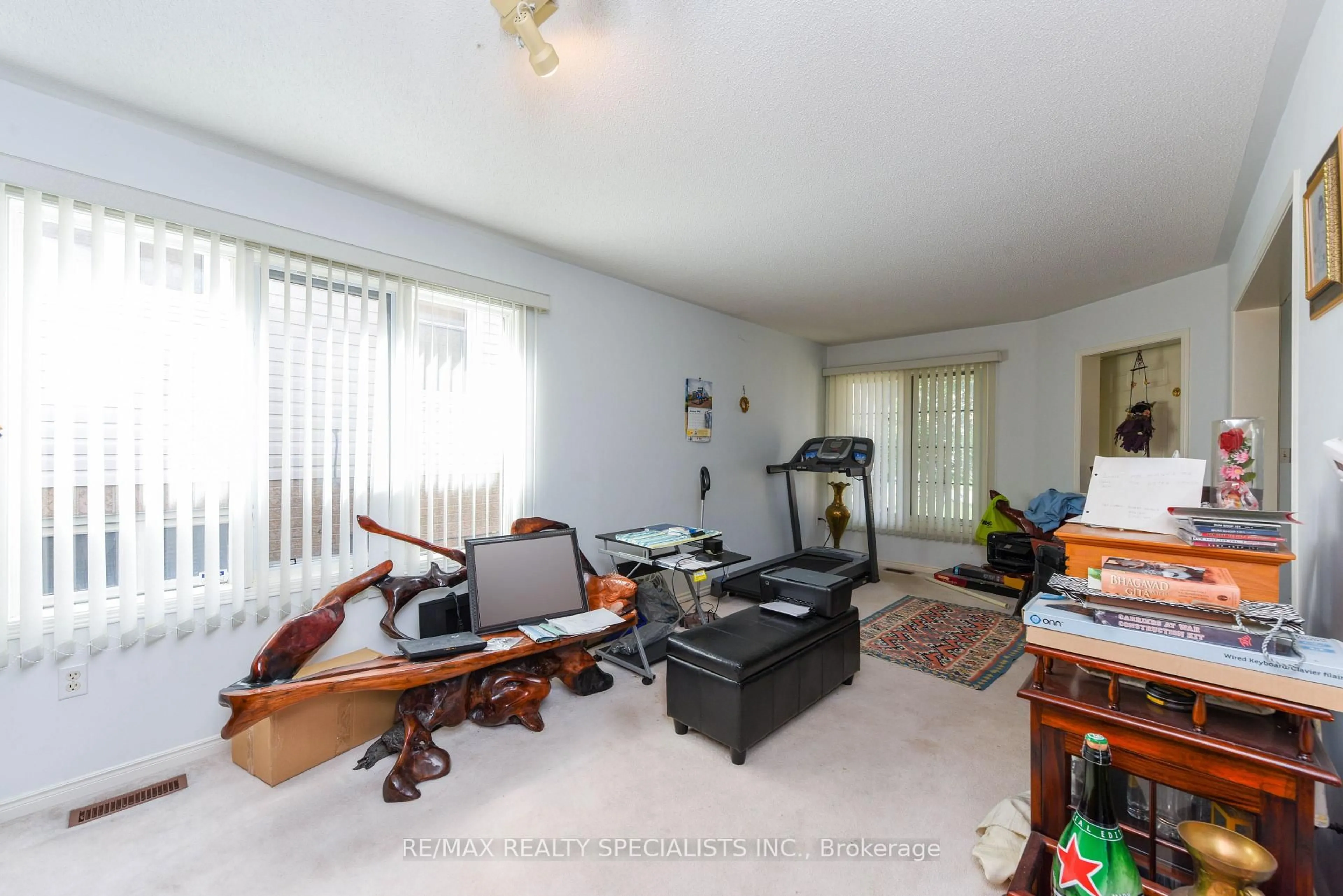 Living room with furniture, unknown for 107 Seclusion Cres, Brampton Ontario L6R 1K8