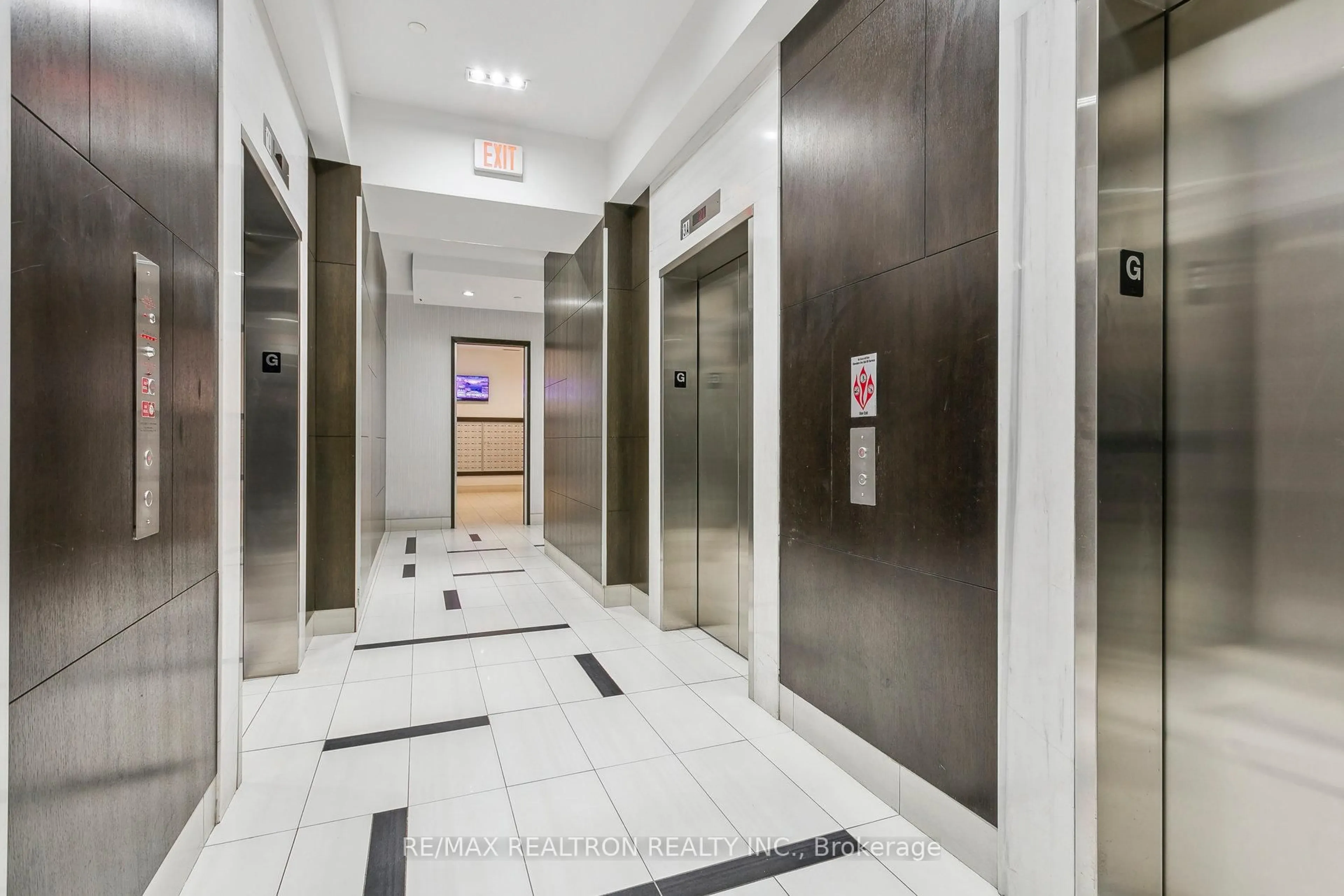 Indoor foyer for 4011 Brickstone Mews #521, Mississauga Ontario L5B 0G3