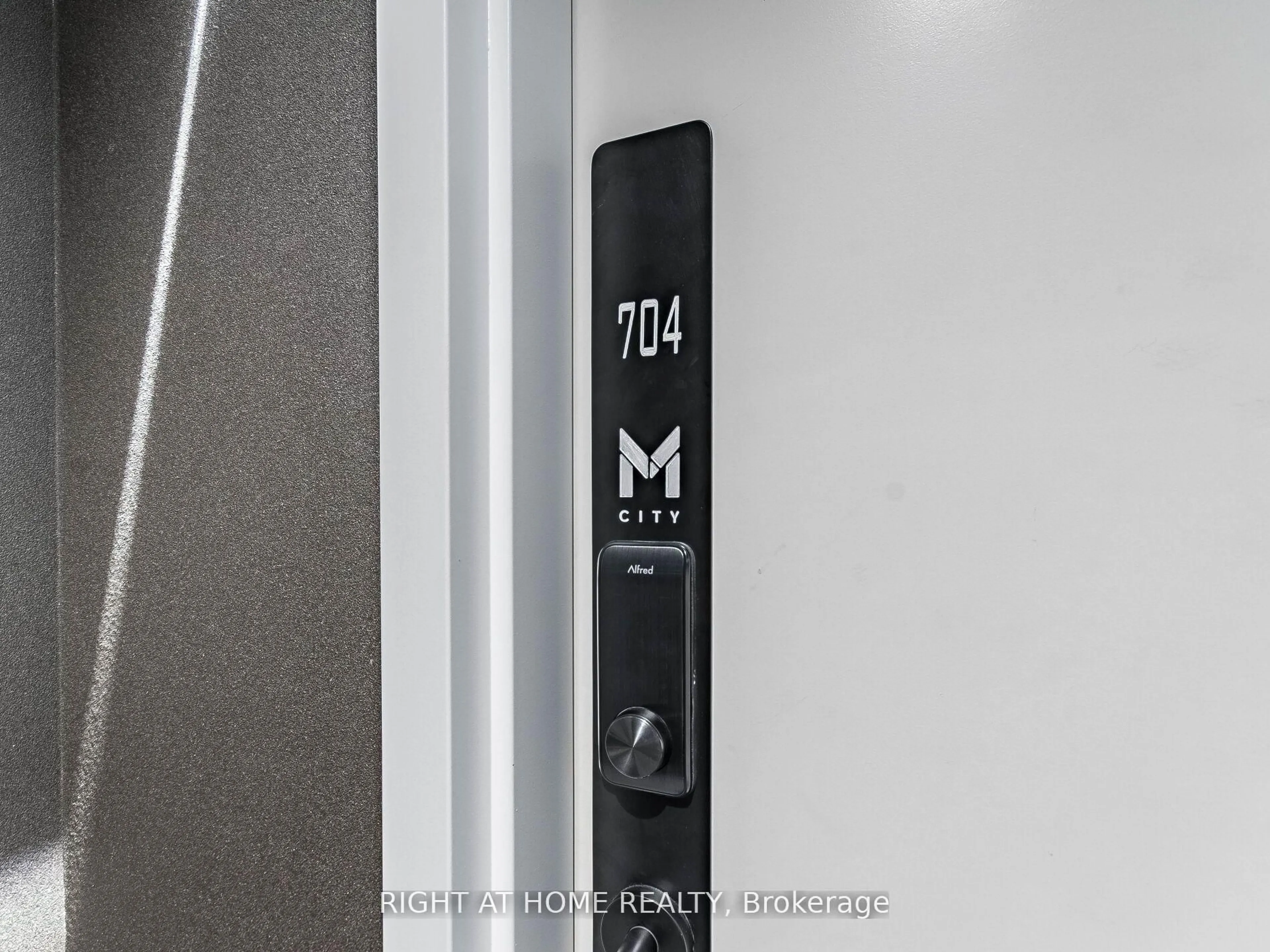 Indoor foyer for 3883 Quartz Rd #704, Mississauga Ontario L5B 0M4