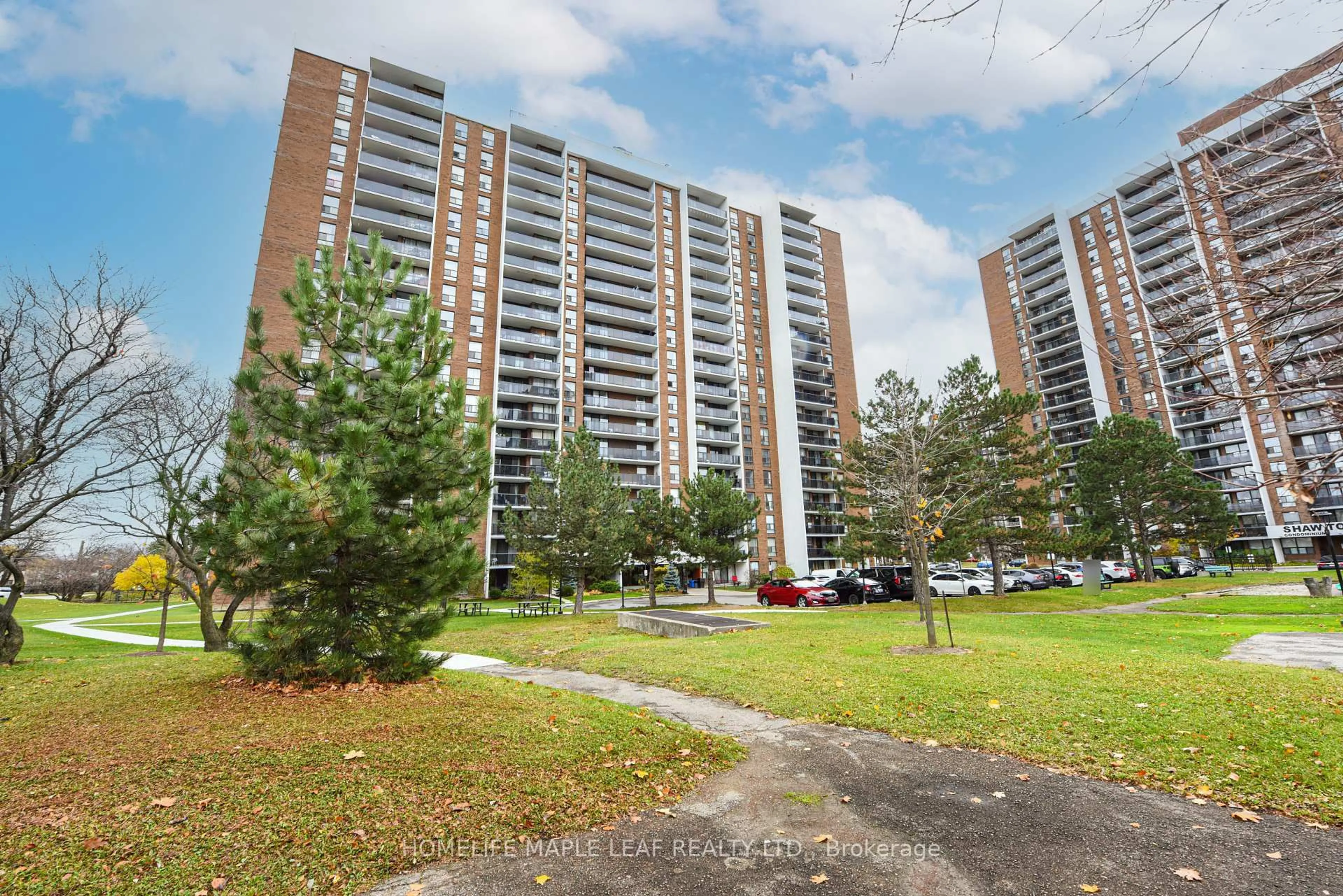 A pic from outside/outdoor area/front of a property/back of a property/a pic from drone, building for 21 Knightsbridge Rd #504, Brampton Ontario L6T 3Y1