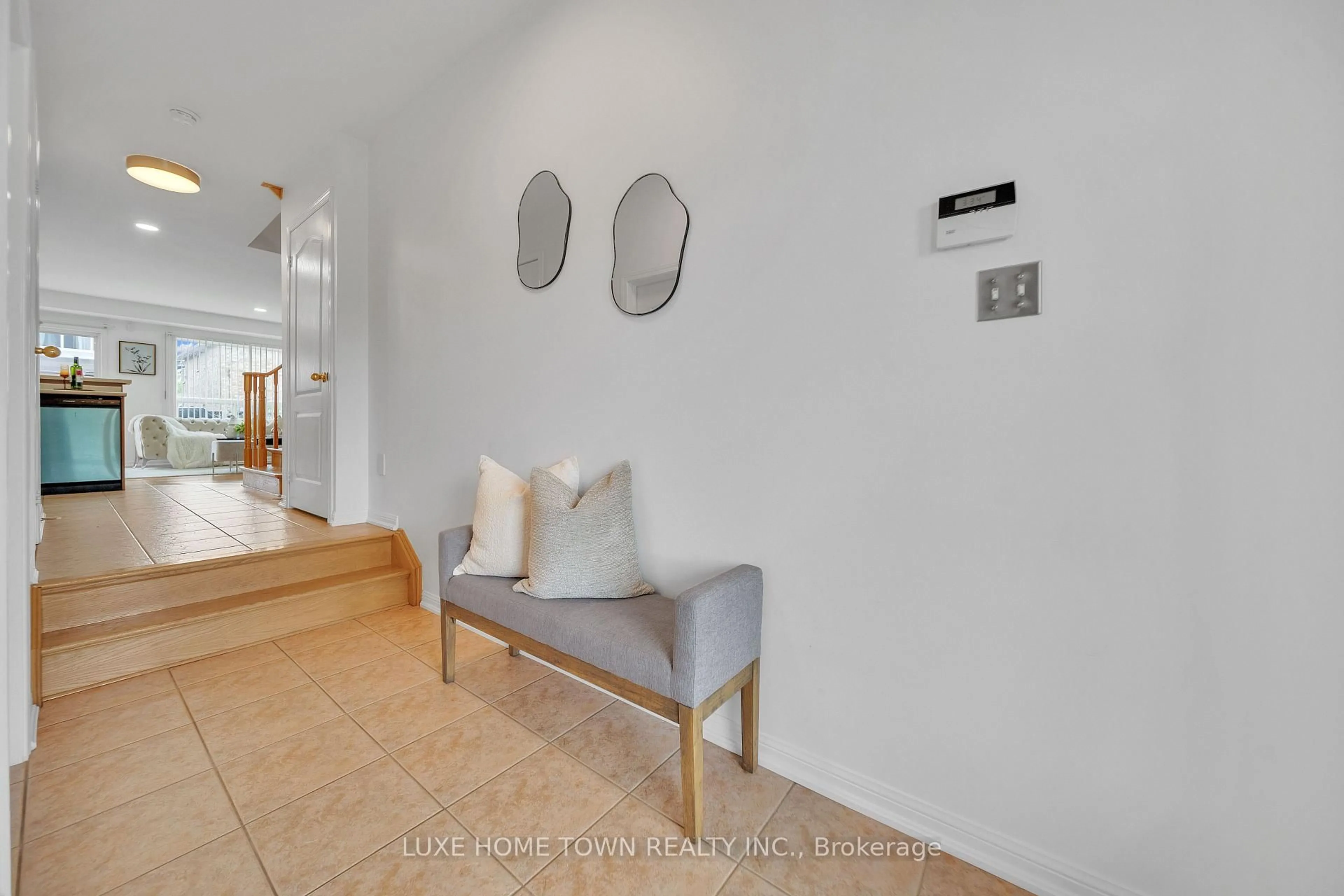 Indoor entryway for 615 Willmott Cres, Milton Ontario L9T 6E9
