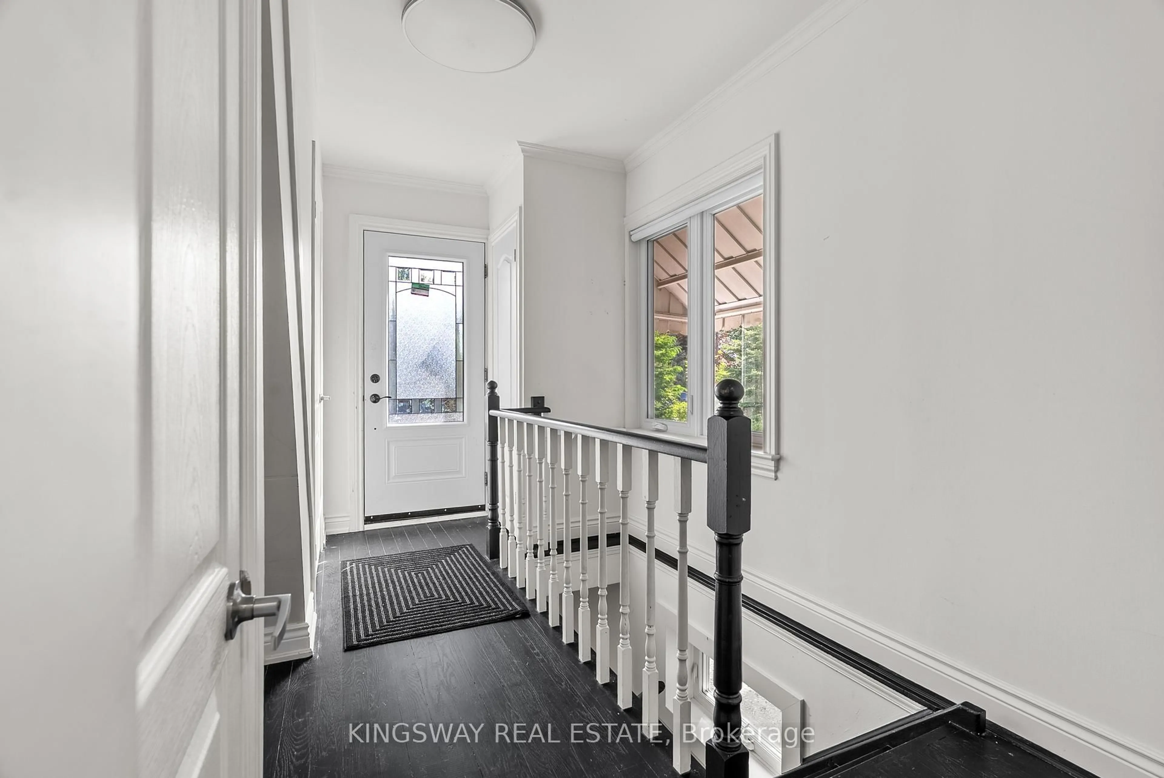 Indoor entryway for 7596 Creditview Rd, Brampton Ontario L6Y 0G5