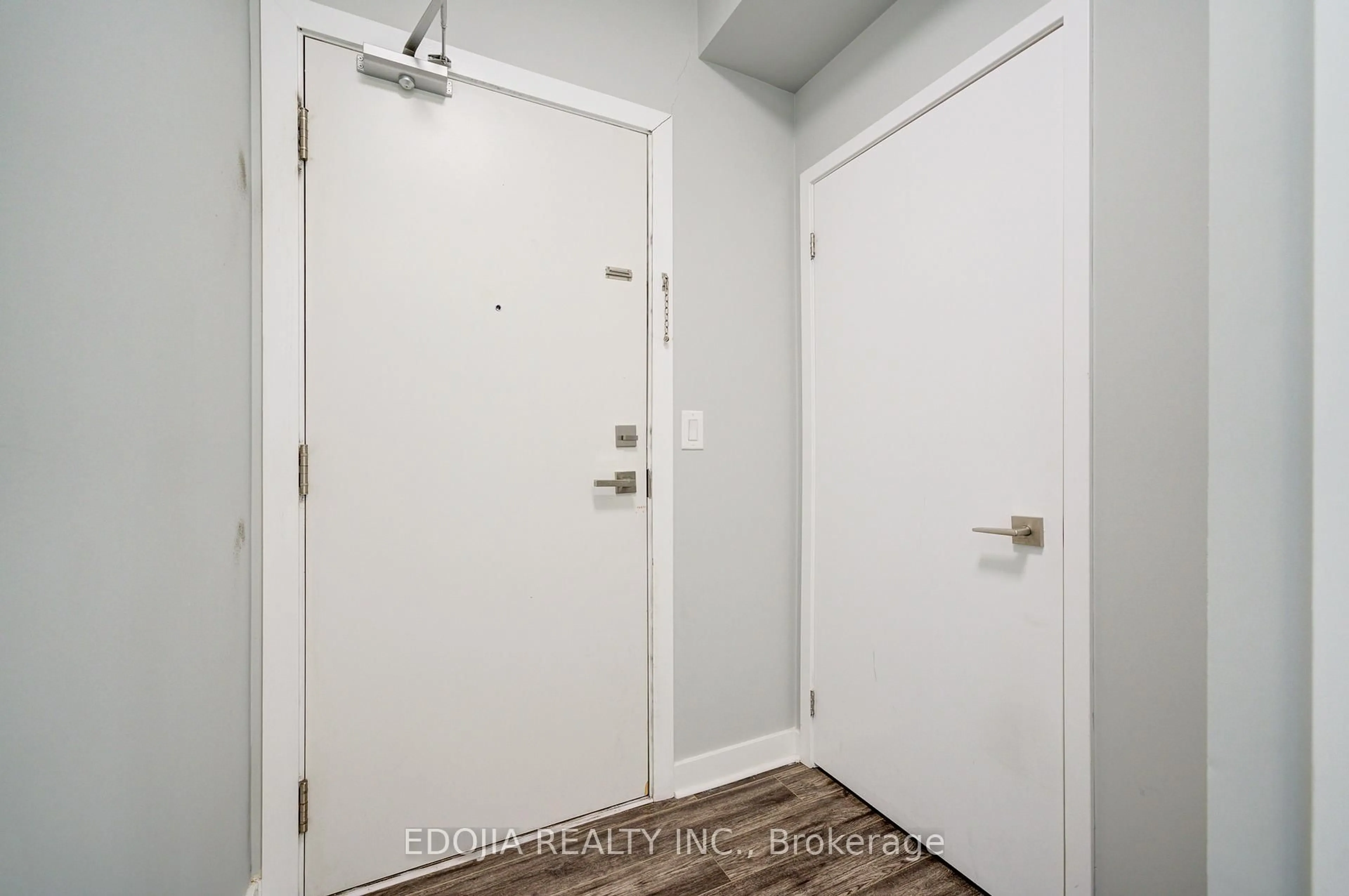 Indoor entryway for 4011 Brickstone Mews #3406, Mississauga Ontario L5B 0G3