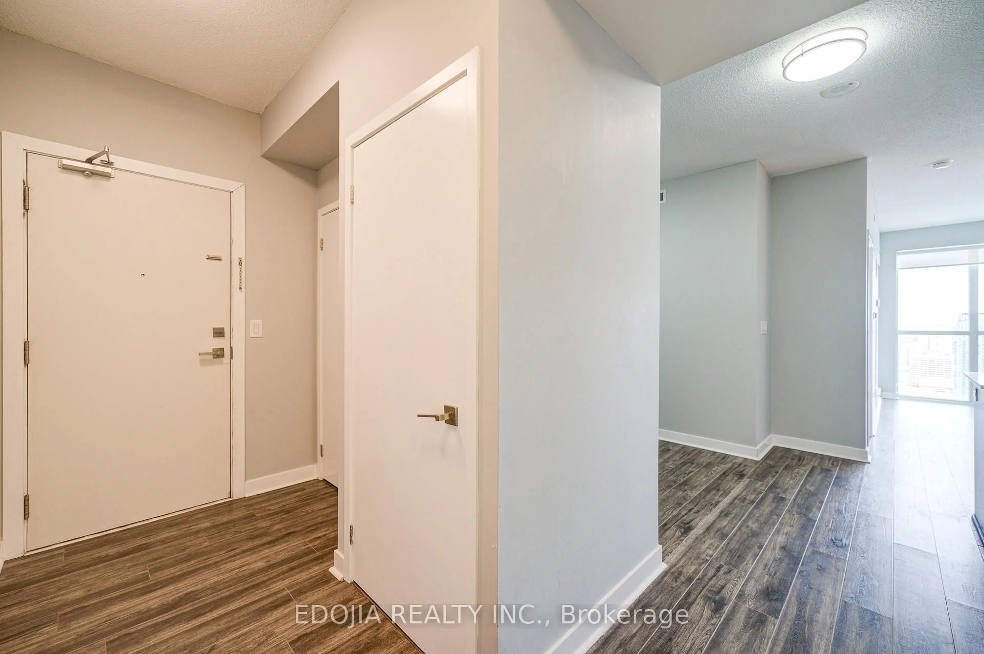 Indoor entryway for 4011 Brickstone Mews #3406, Mississauga Ontario L5B 0G3