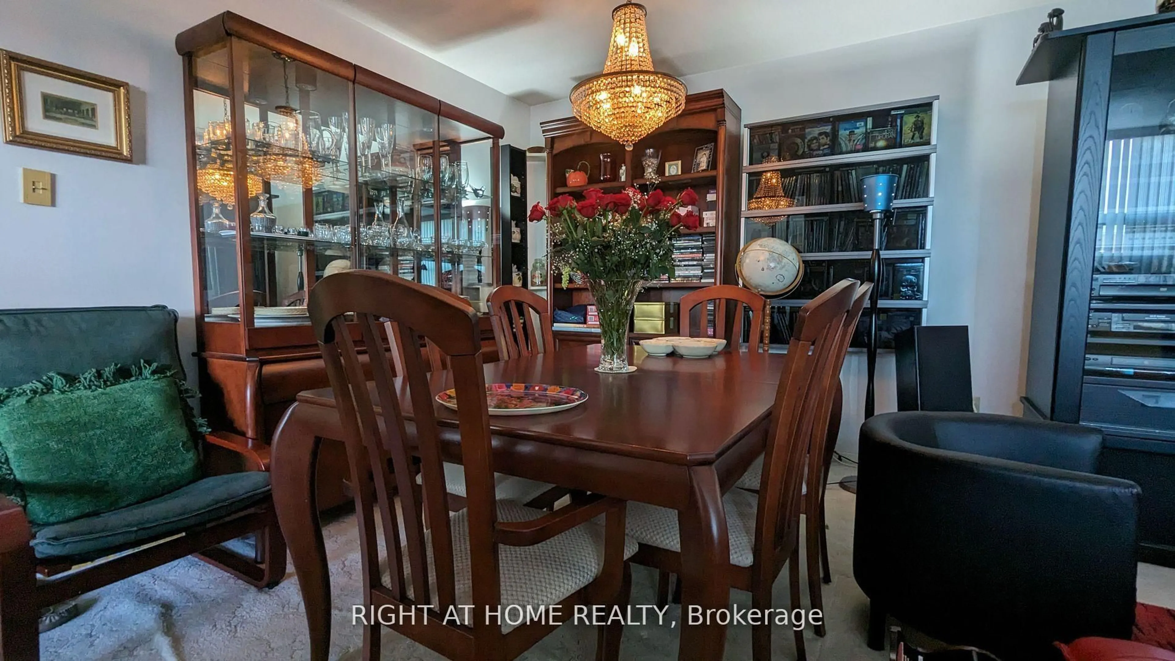 Dining room, wood/laminate floor for 2323 Confederation Pkwy #807, Mississauga Ontario L5B 1R6