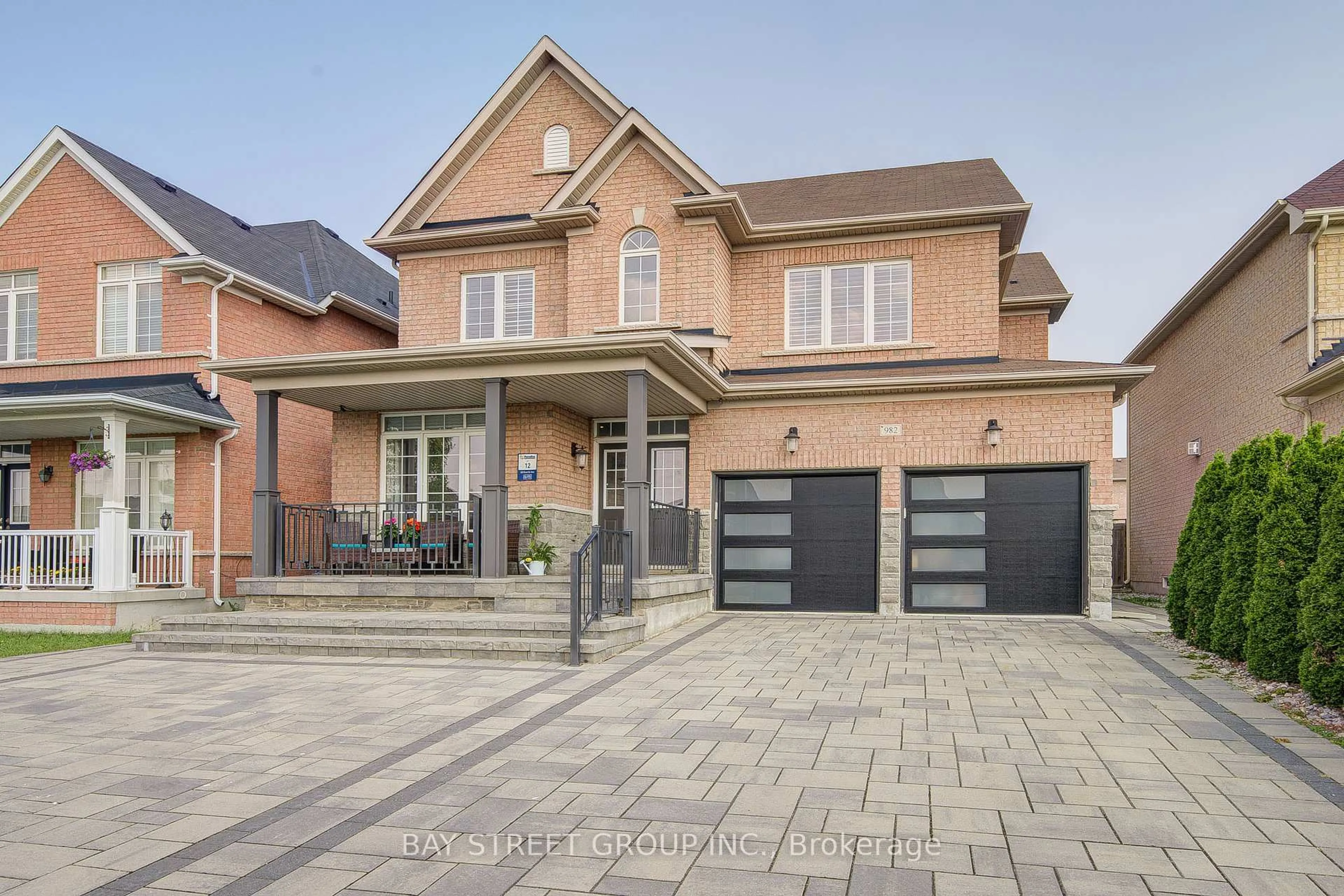 Home with brick exterior material, street for 982 Bristol Rd, Mississauga Ontario L5V 0C5