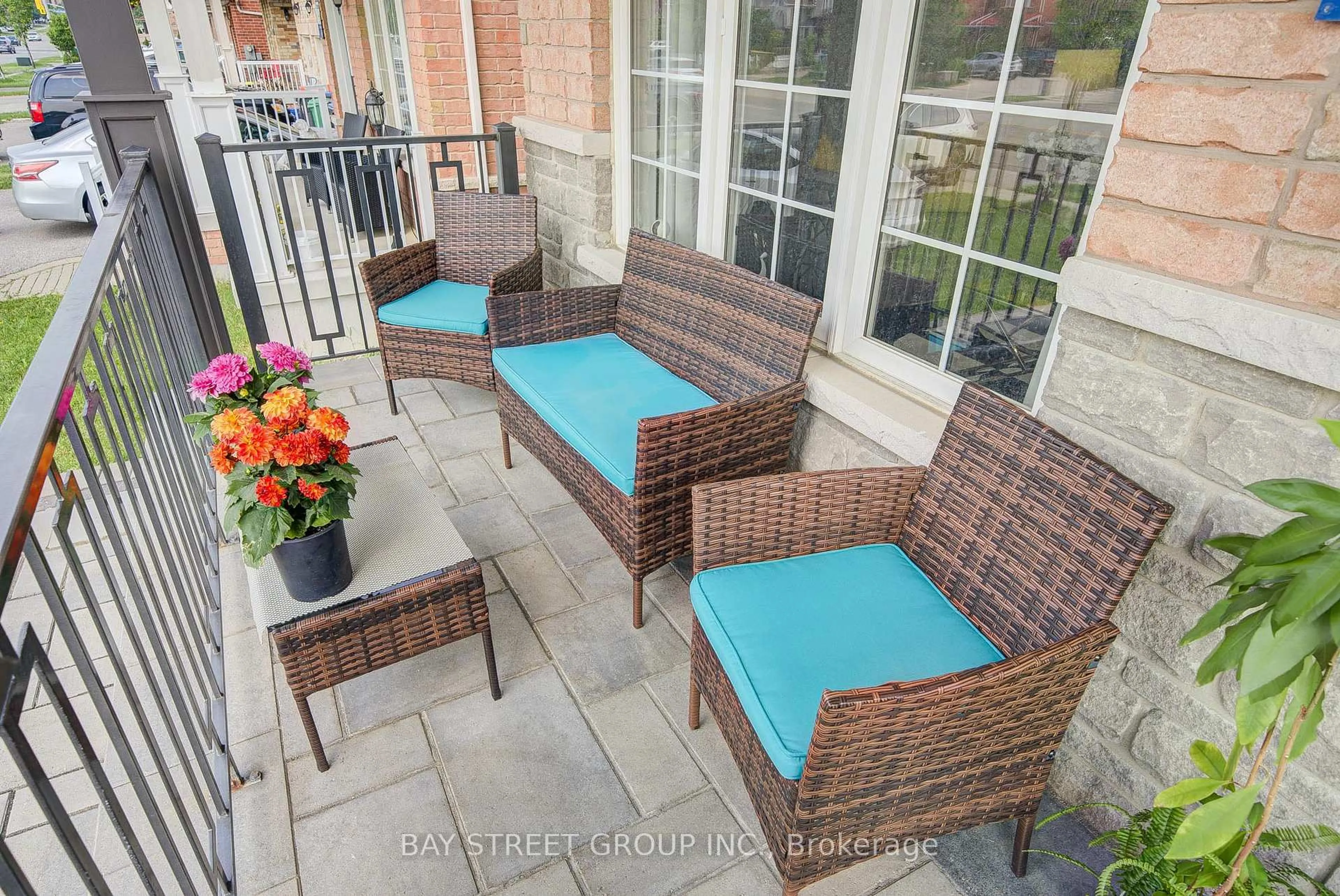 Patio, street for 982 Bristol Rd, Mississauga Ontario L5V 0C5