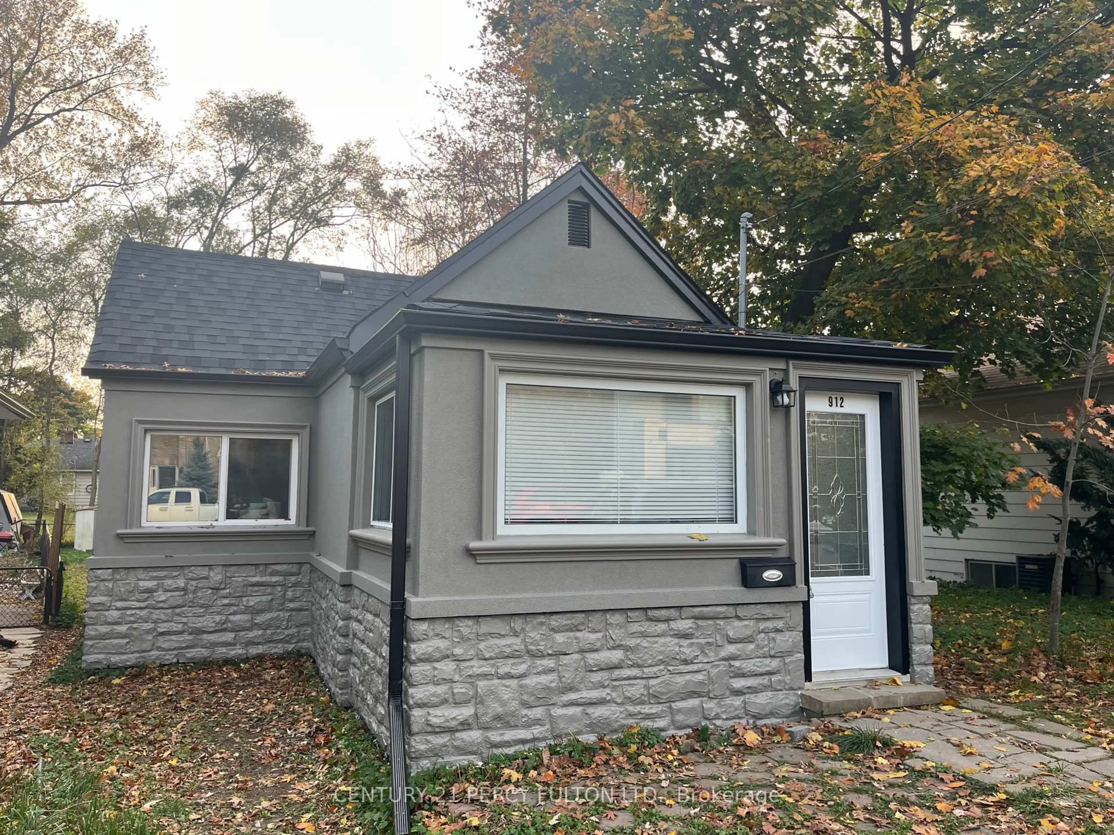 Home with vinyl exterior material, building for 912 Beechwood Ave, Mississauga Ontario L5G 4E2