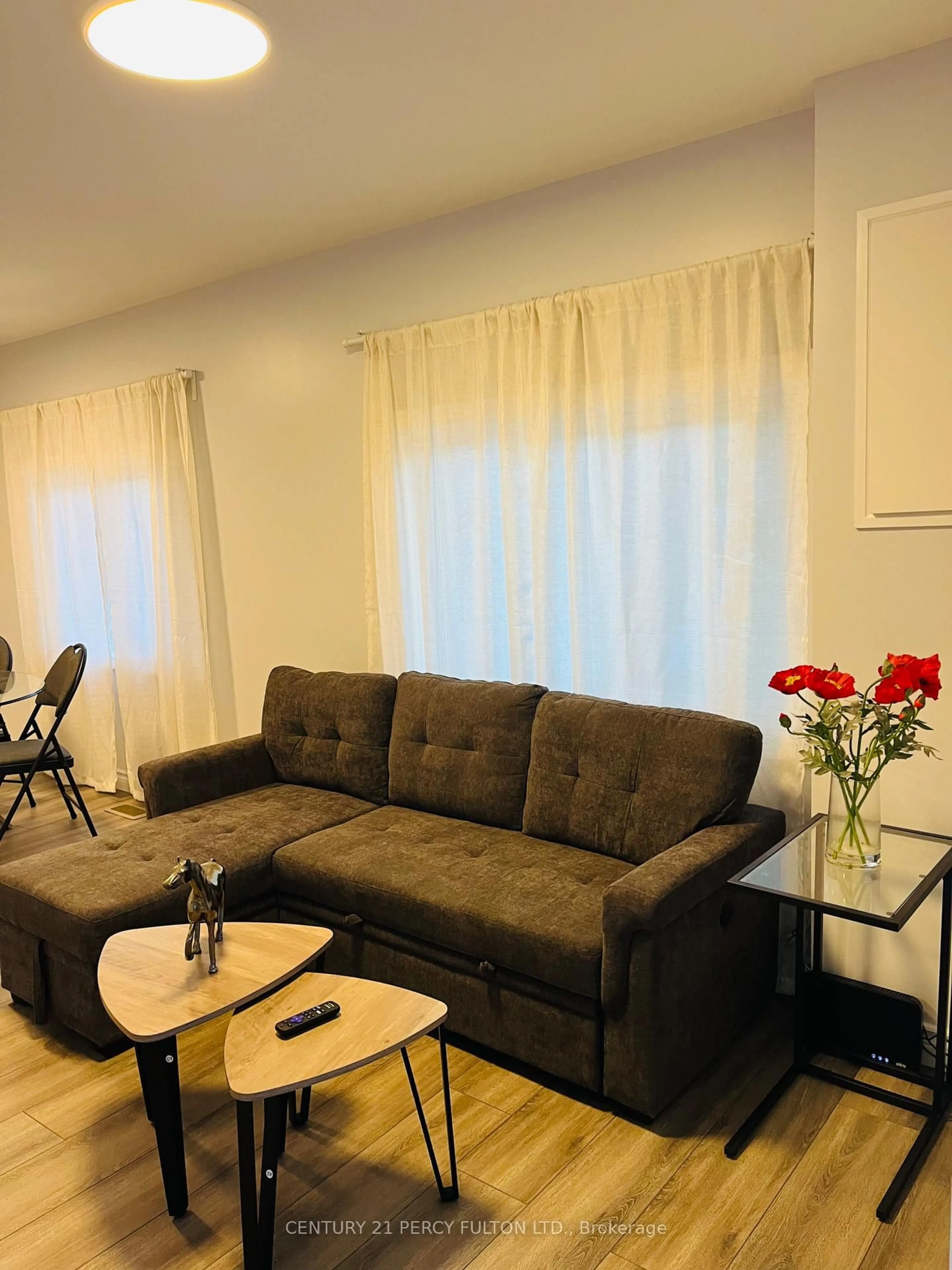 Living room with furniture, wood/laminate floor for 912 Beechwood Ave, Mississauga Ontario L5G 4E2