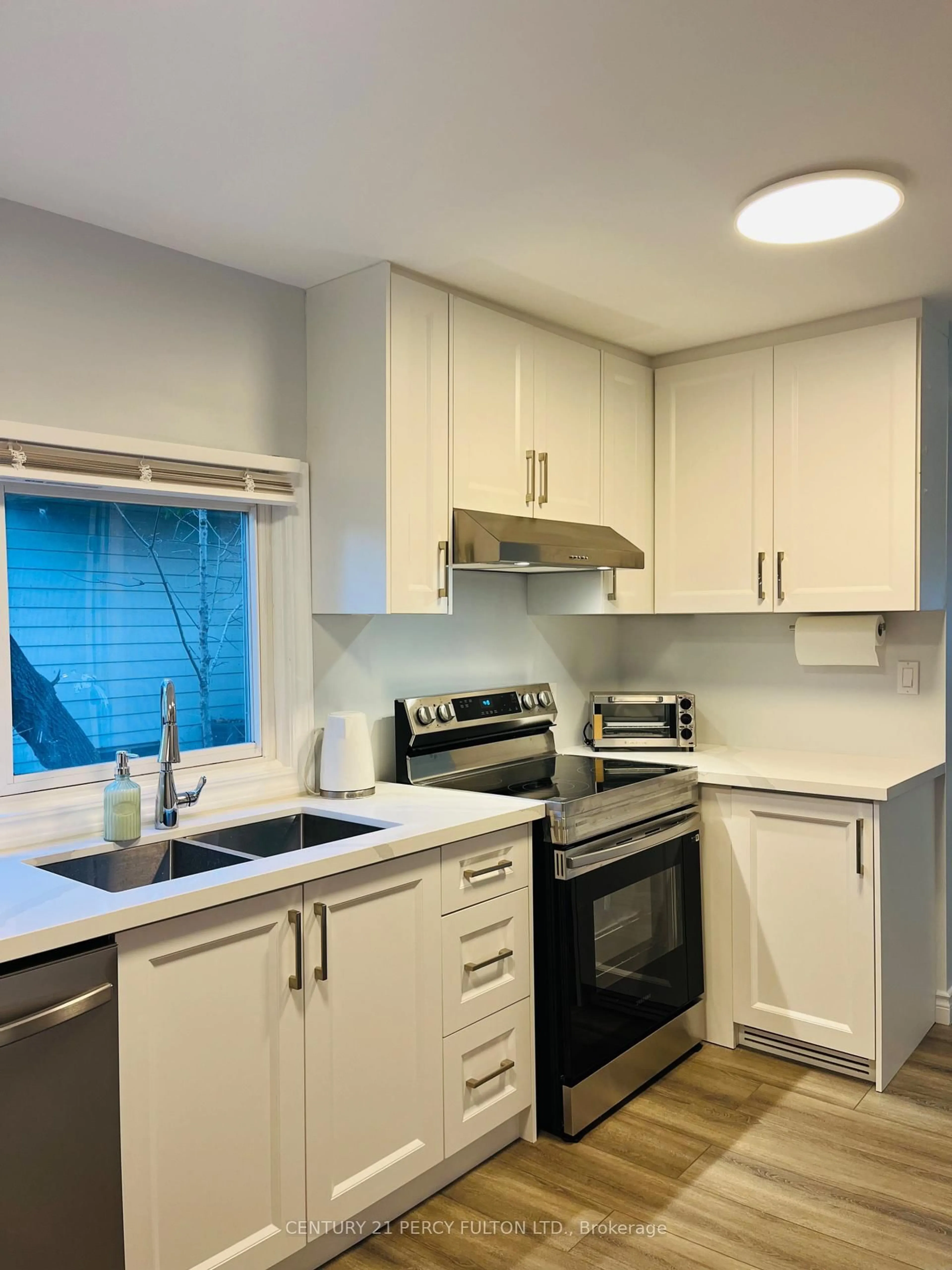 Standard kitchen, unknown for 912 Beechwood Ave, Mississauga Ontario L5G 4E2
