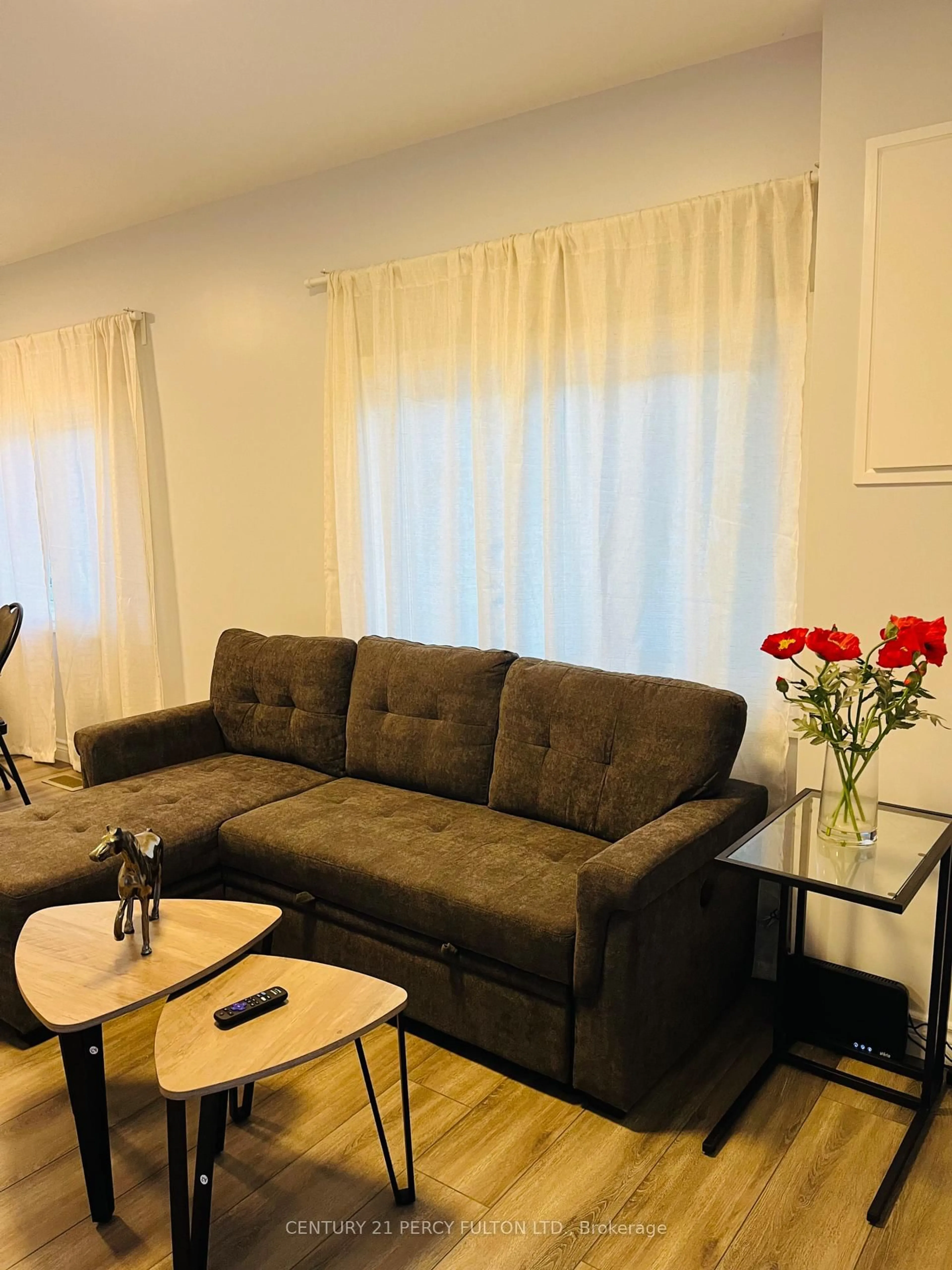Living room with furniture, wood/laminate floor for 912 Beechwood Ave, Mississauga Ontario L5G 4E2
