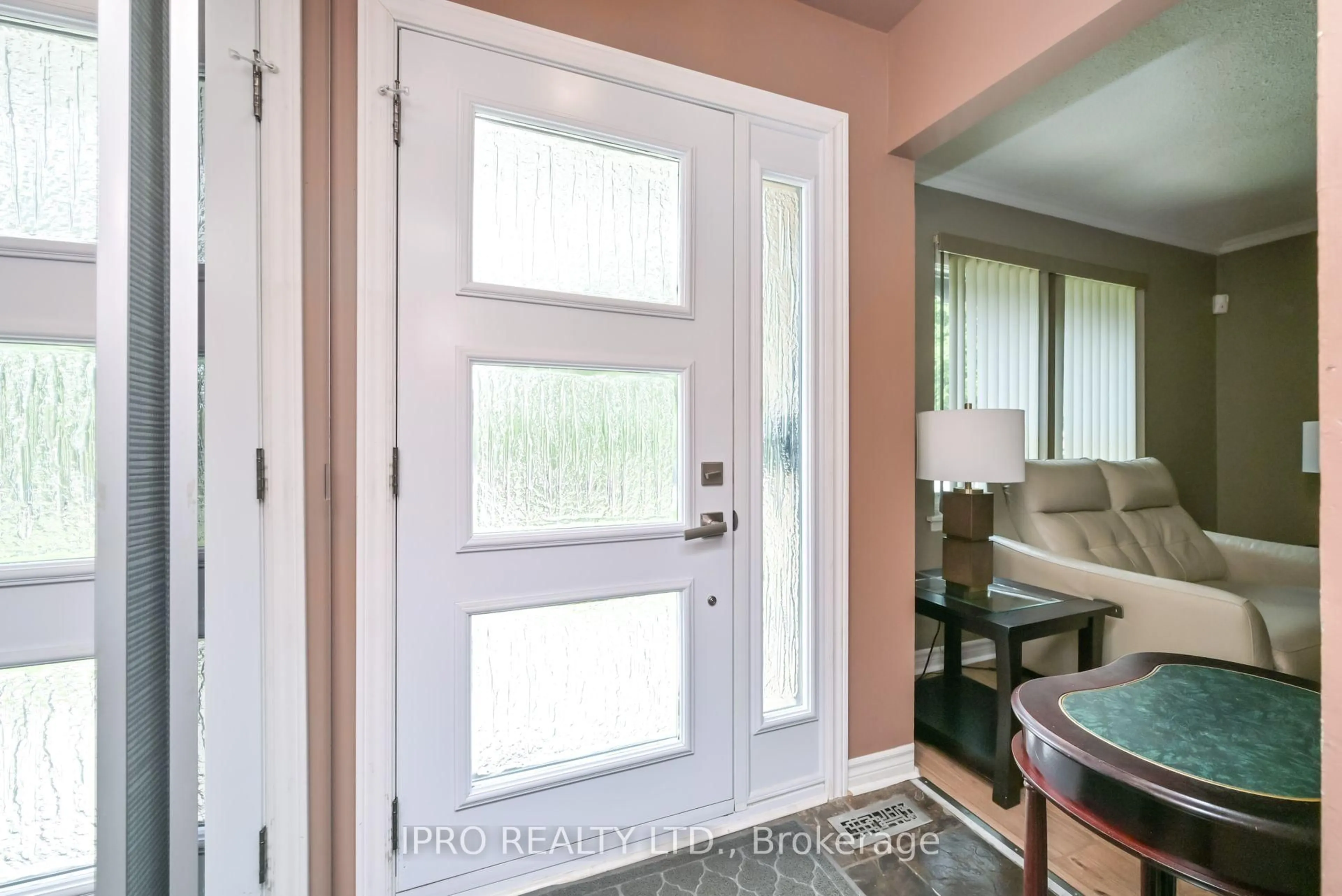 Indoor entryway for 44 Marblehead Cres, Brampton Ontario L6S 2V1