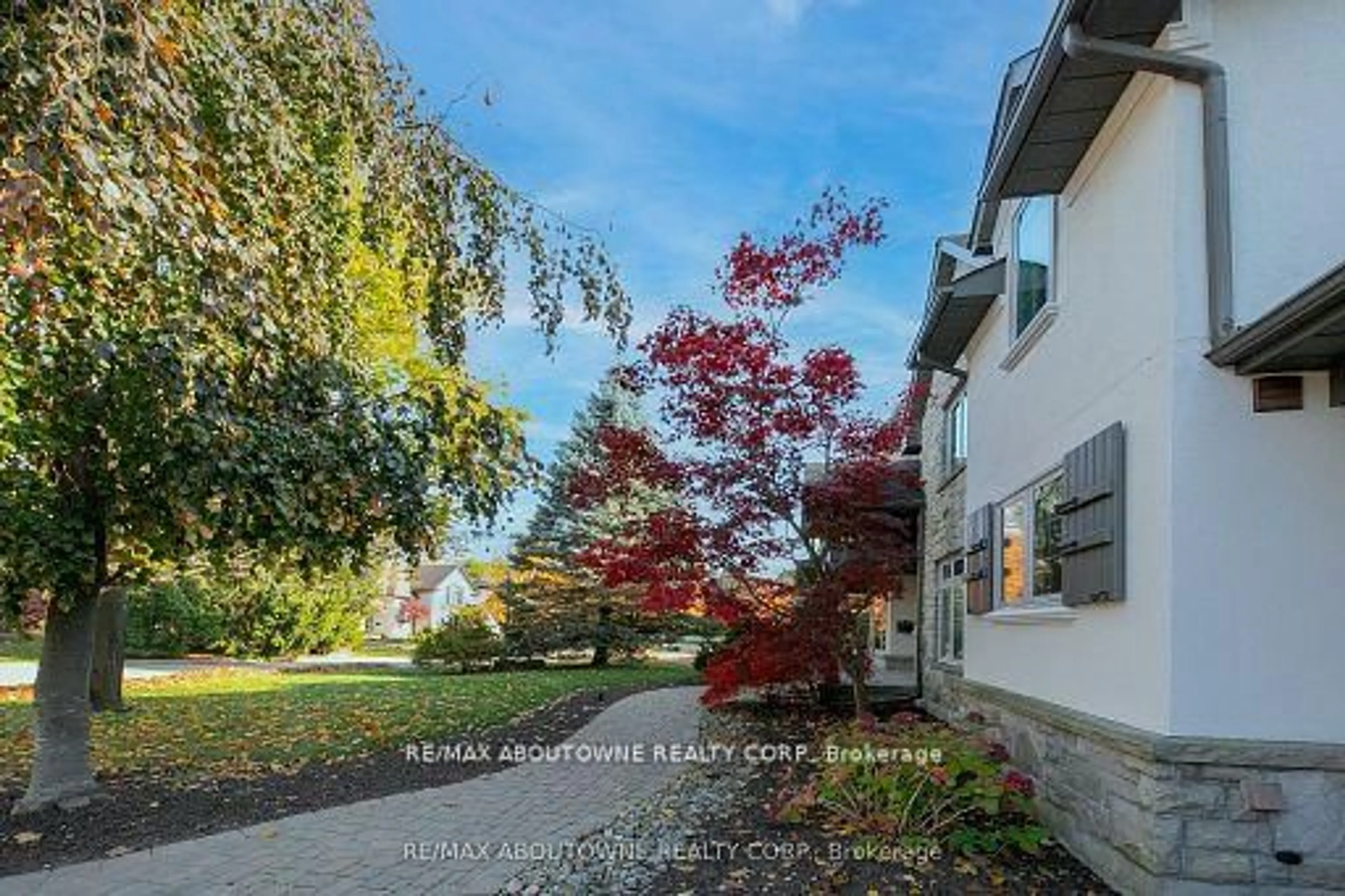 A pic from outside/outdoor area/front of a property/back of a property/a pic from drone, street for 116 Parkwood Crt, Oakville Ontario L6J 7W6