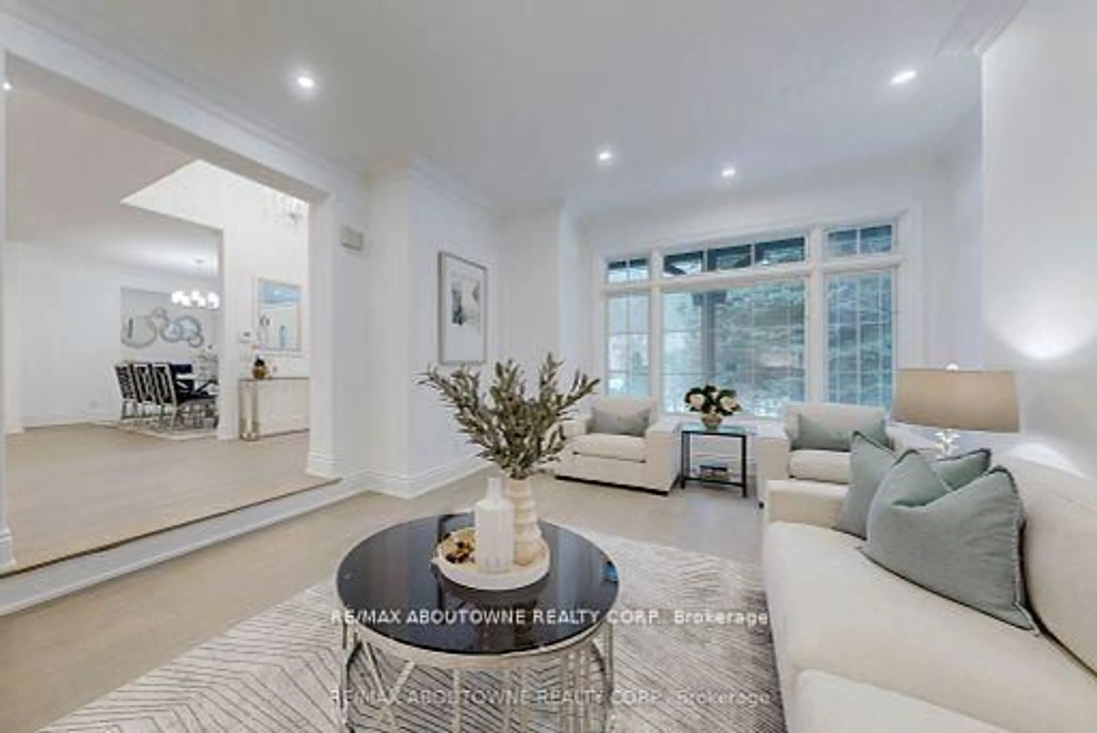 Living room with furniture, unknown for 116 Parkwood Crt, Oakville Ontario L6J 7W6