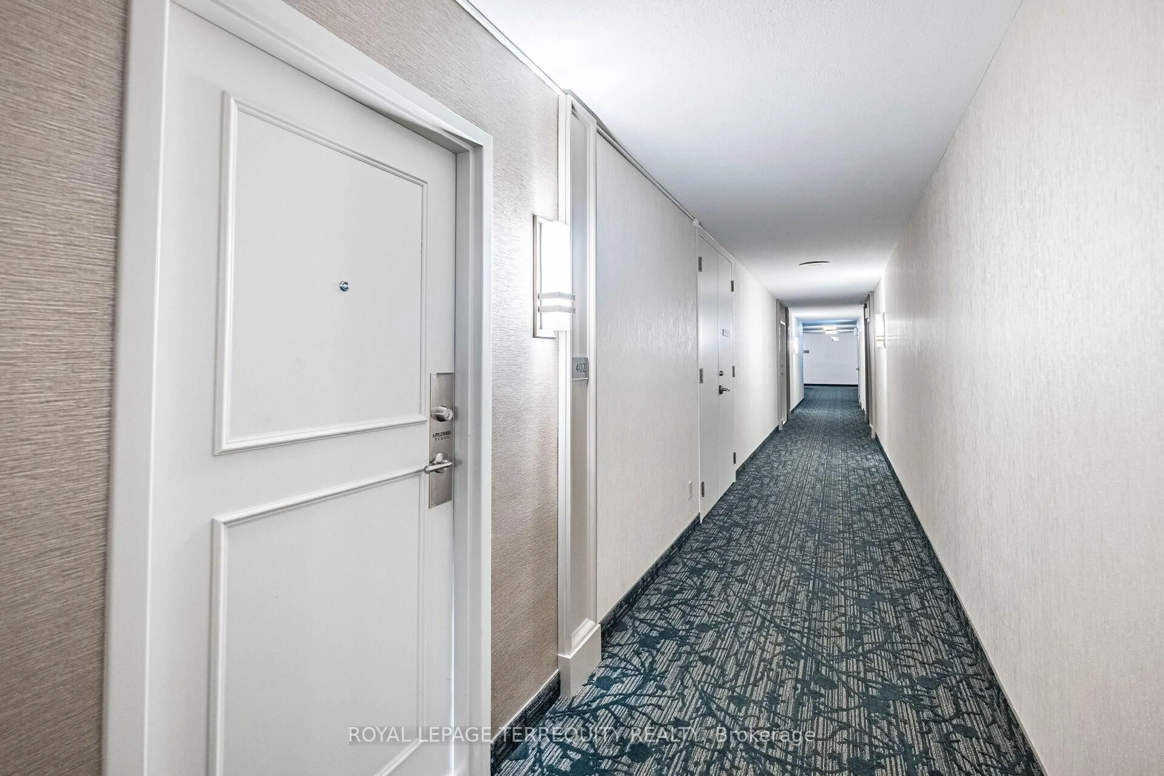 Indoor foyer for 1333 Bloor St #402, Mississauga Ontario L4Y 3T6