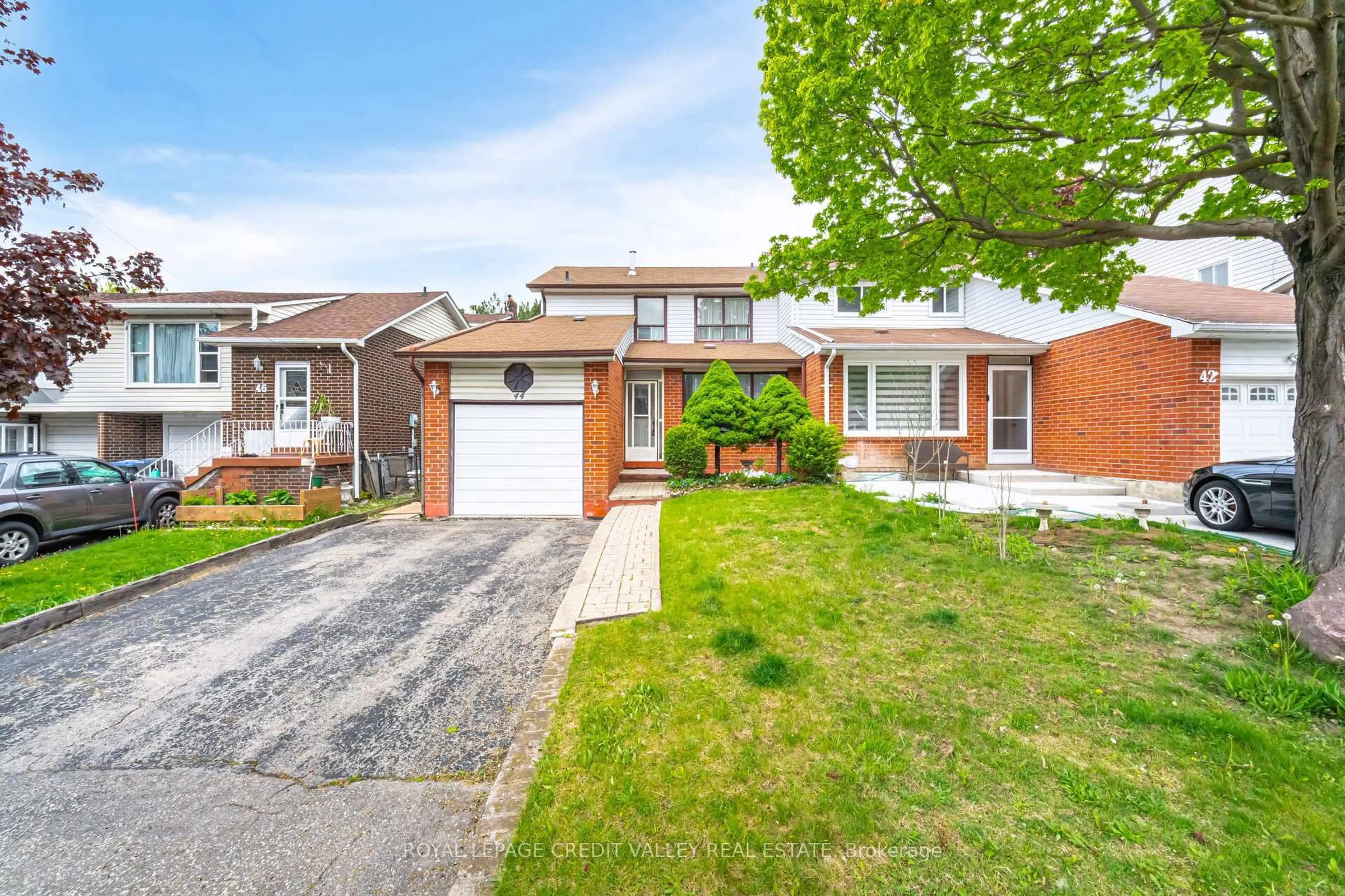Home with brick exterior material, street for 44 Courtleigh Sq, Brampton Ontario L6Z 1J3