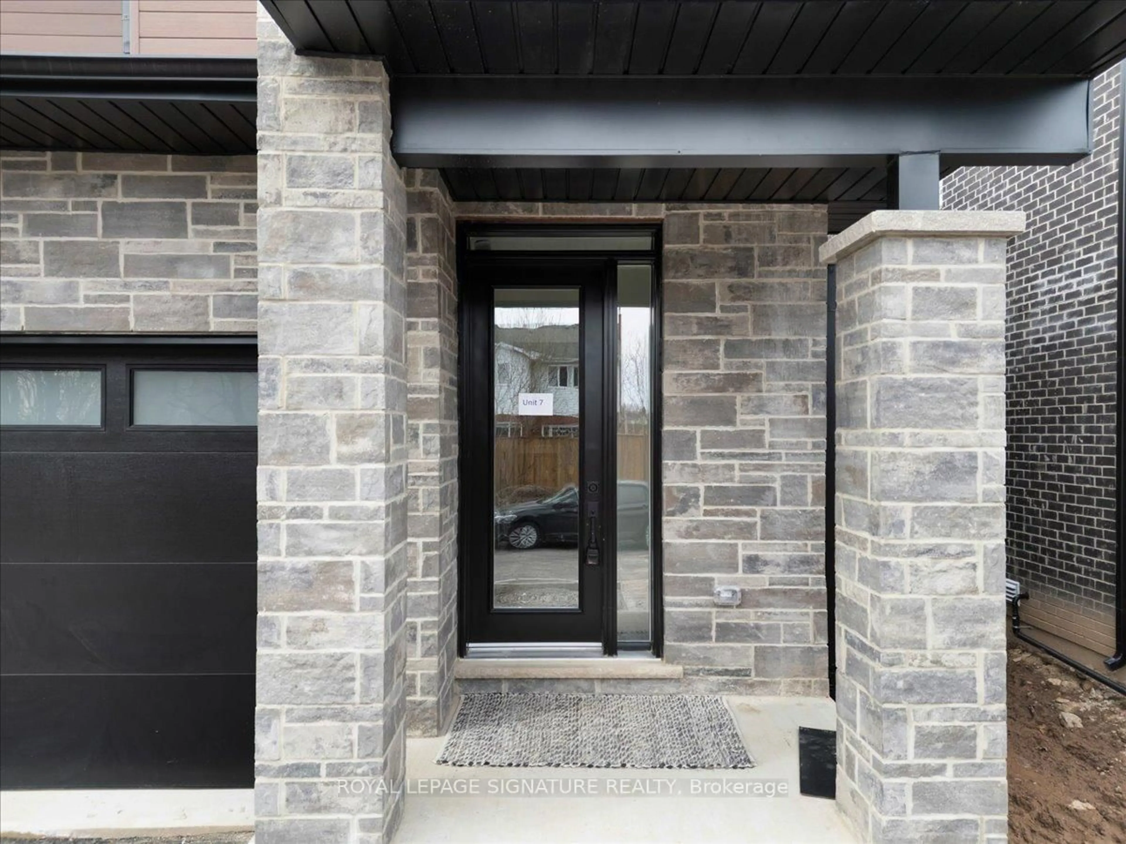 Indoor entryway for 2154 Walkers Line #7, Burlington Ontario L7M 3R9