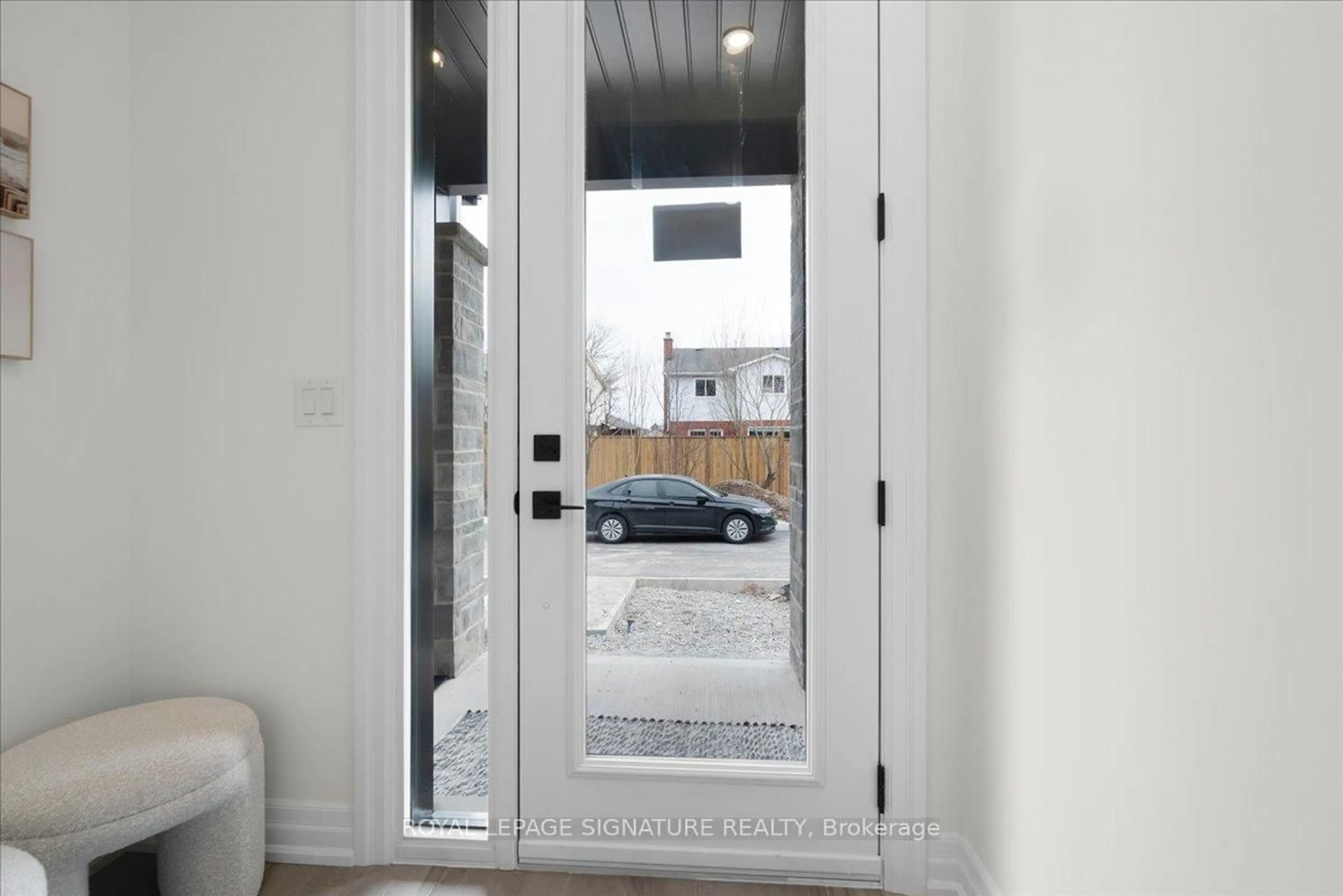 Indoor entryway for 2154 Walkers Line #7, Burlington Ontario L7M 3R9