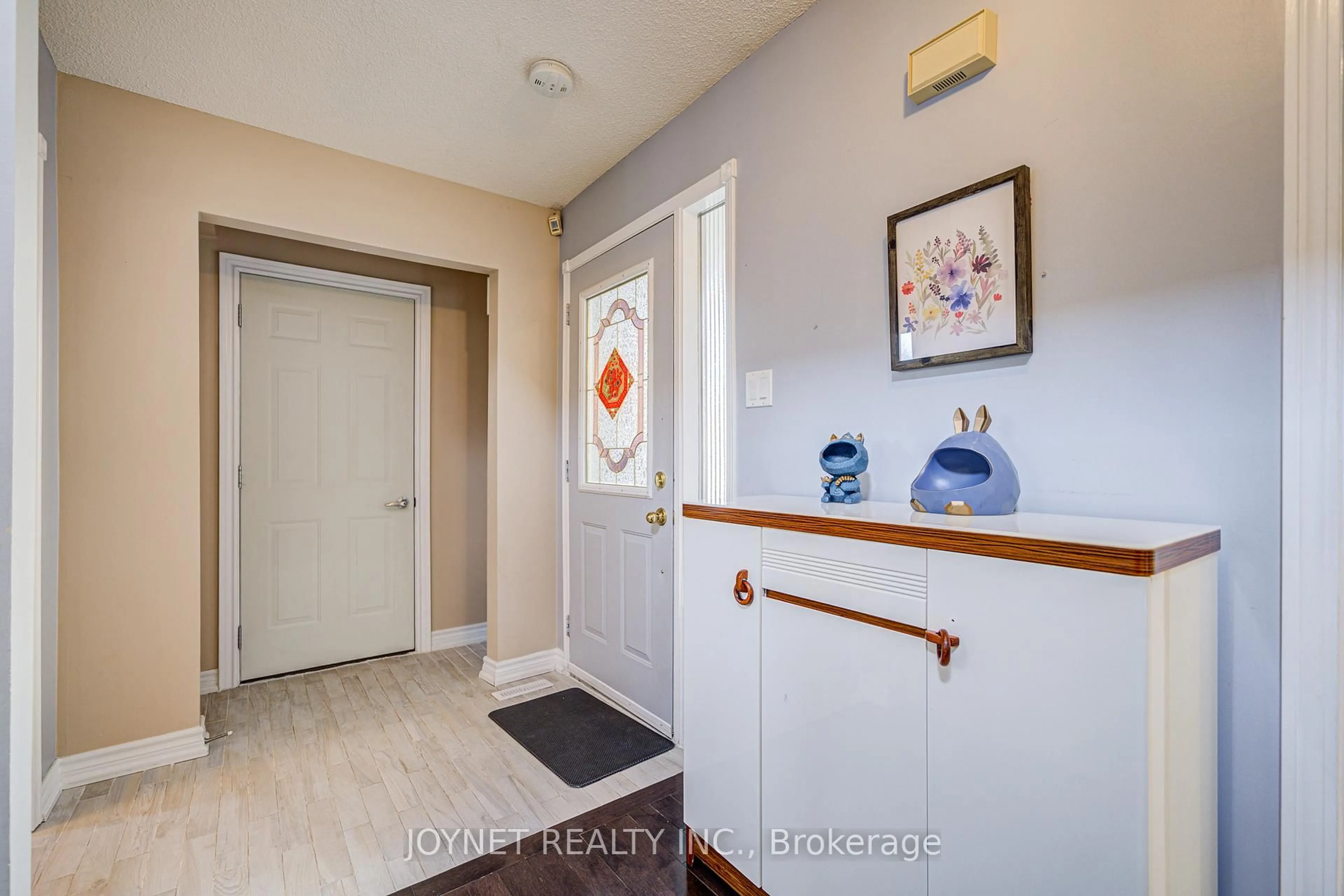 Indoor entryway for 3218 Valcourt Cres, Mississauga Ontario L5L 5J9