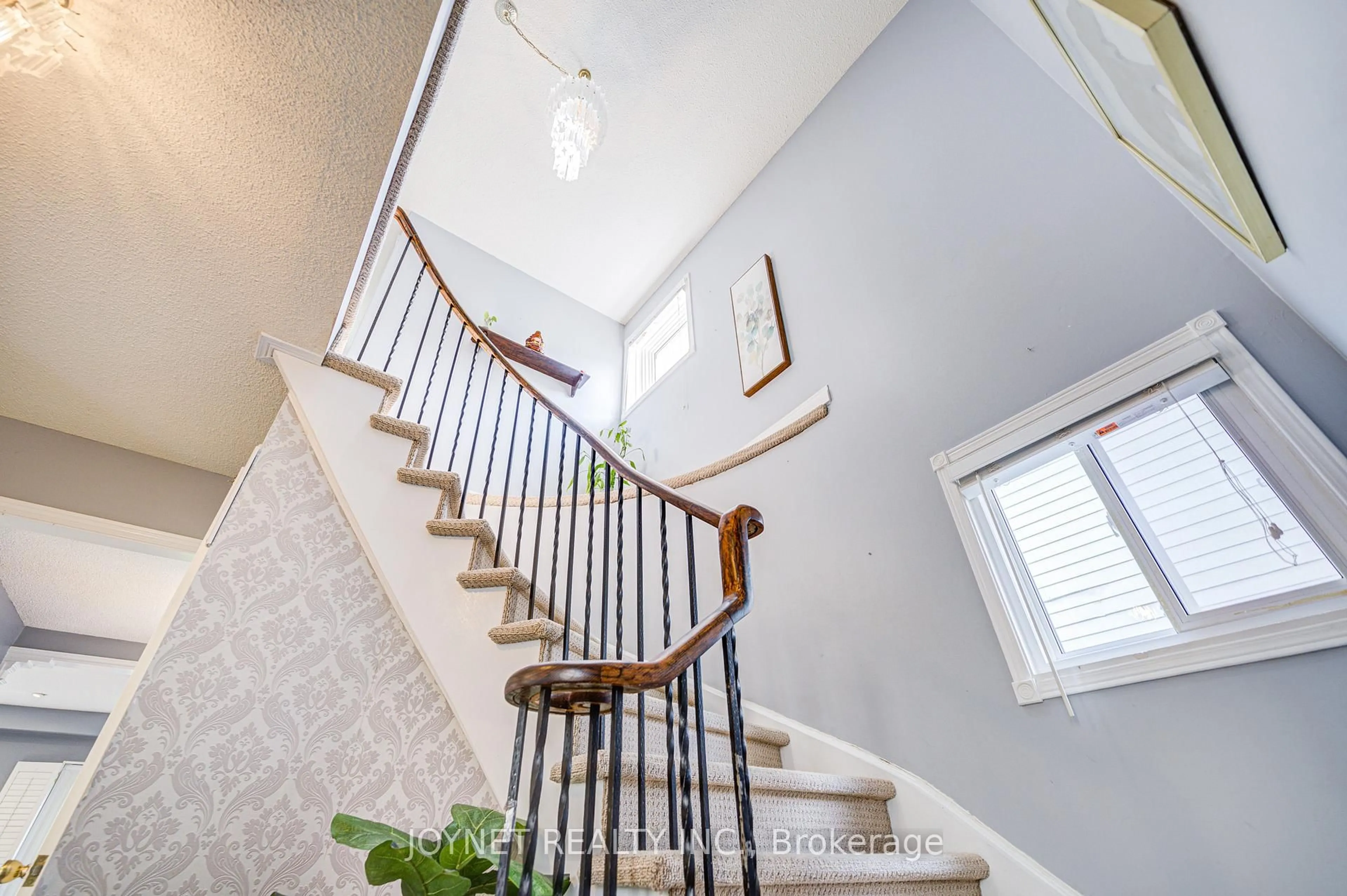 Stairs for 3218 Valcourt Cres, Mississauga Ontario L5L 5J9