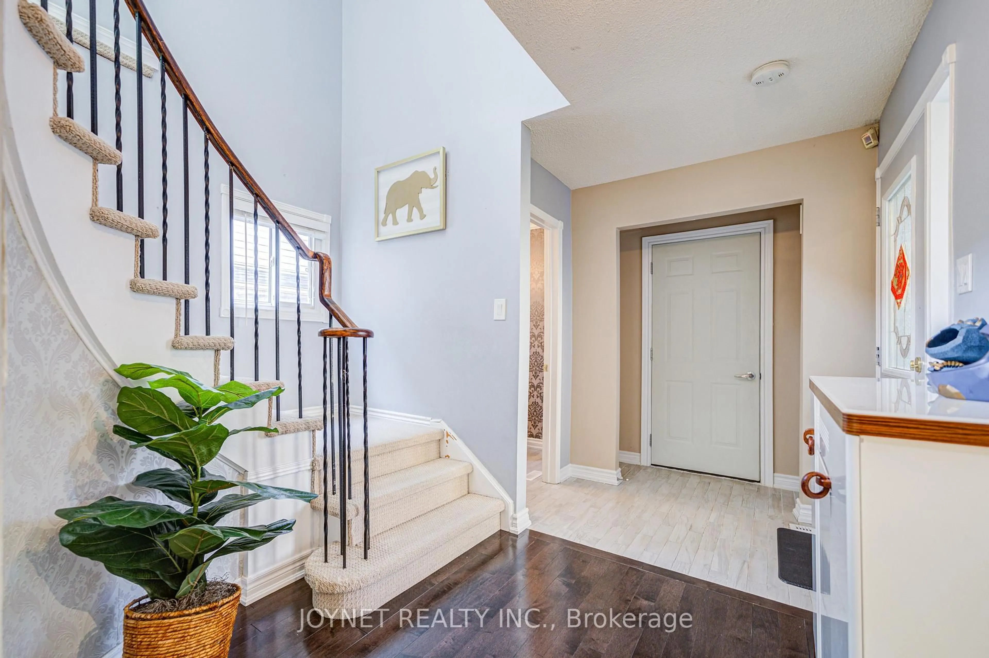 Indoor entryway for 3218 Valcourt Cres, Mississauga Ontario L5L 5J9