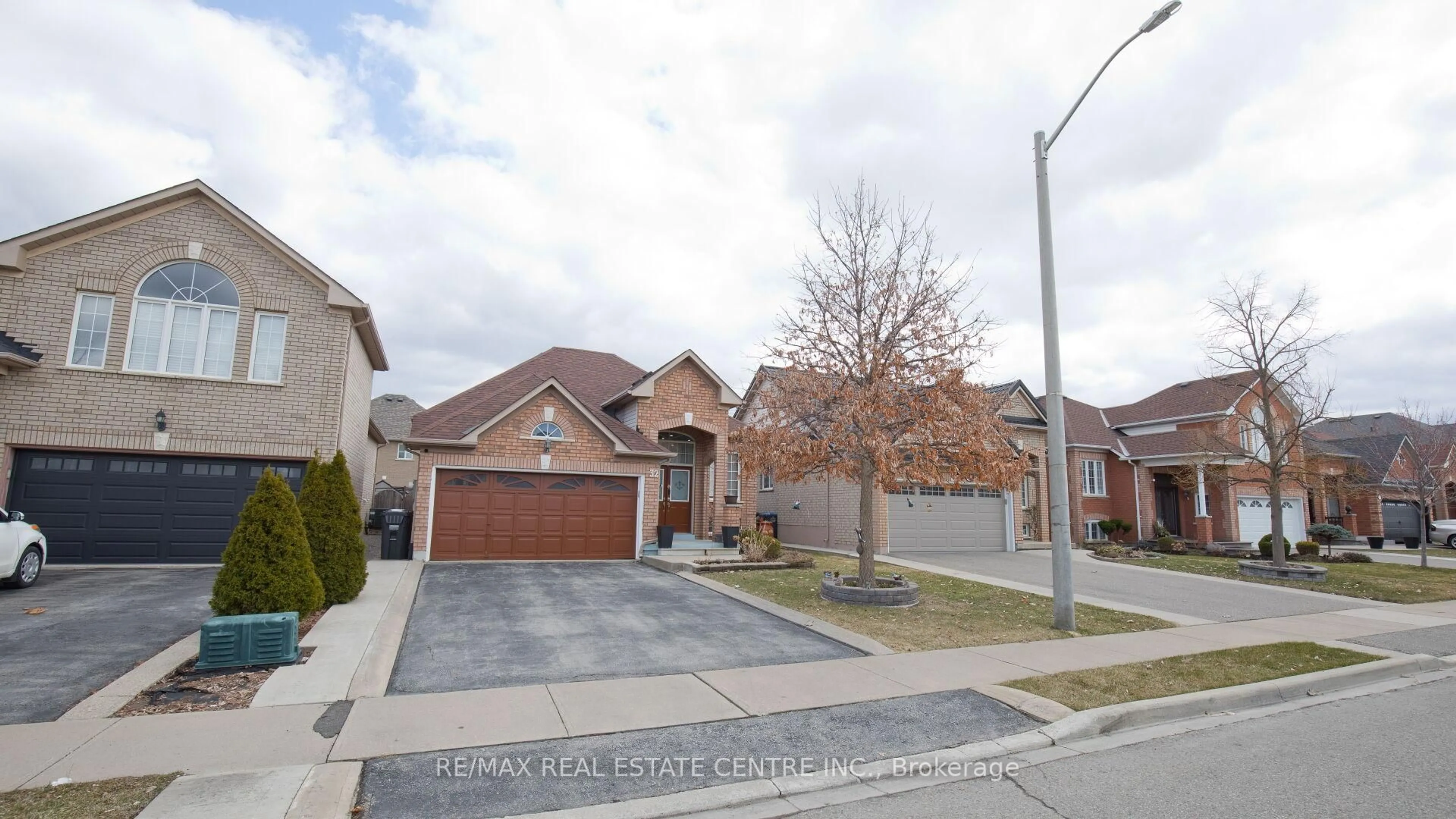 A pic from outside/outdoor area/front of a property/back of a property/a pic from drone, street for 32 Pappain Cres, Brampton Ontario L7A 3J8