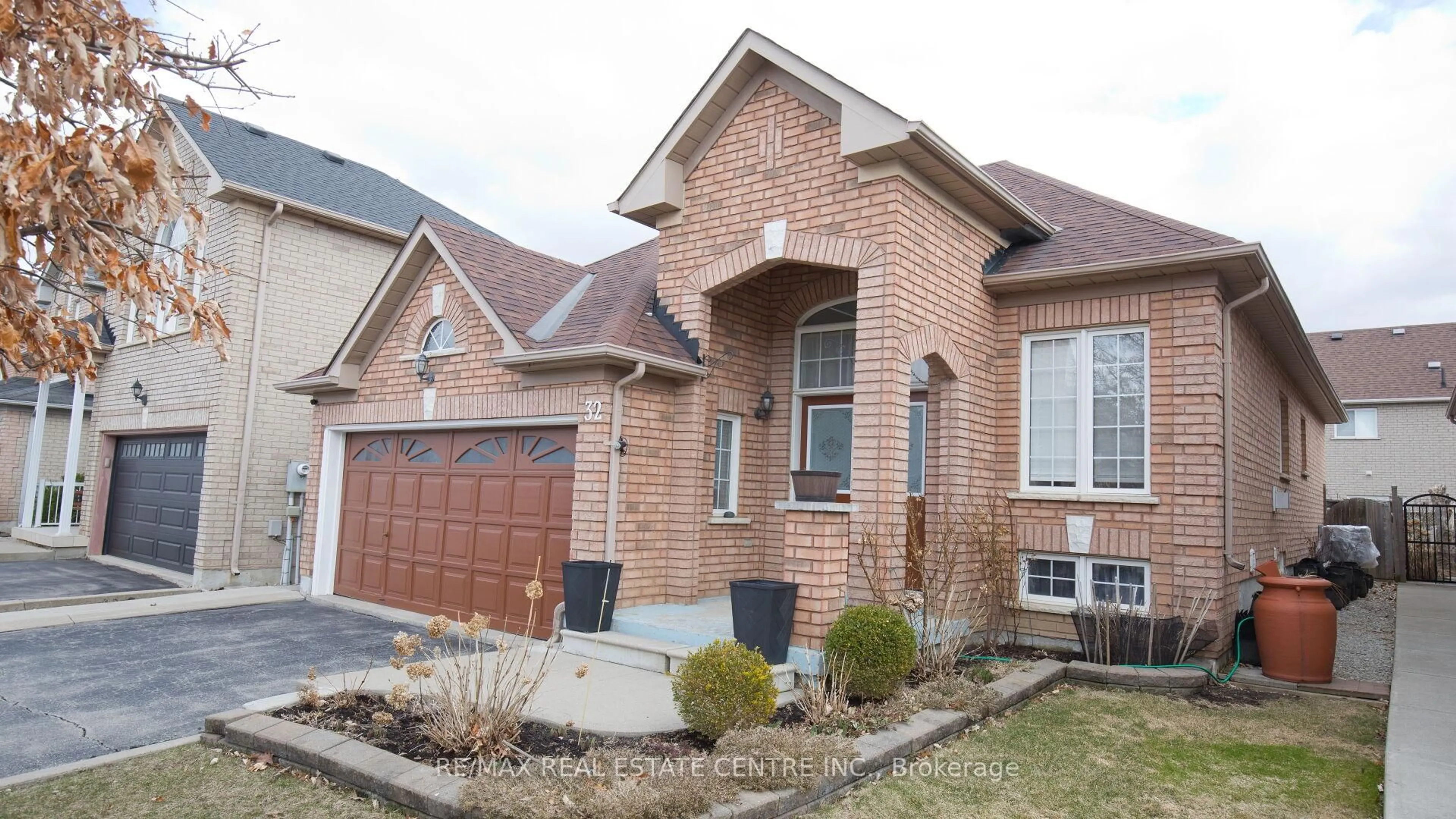Home with brick exterior material, street for 32 Pappain Cres, Brampton Ontario L7A 3J8