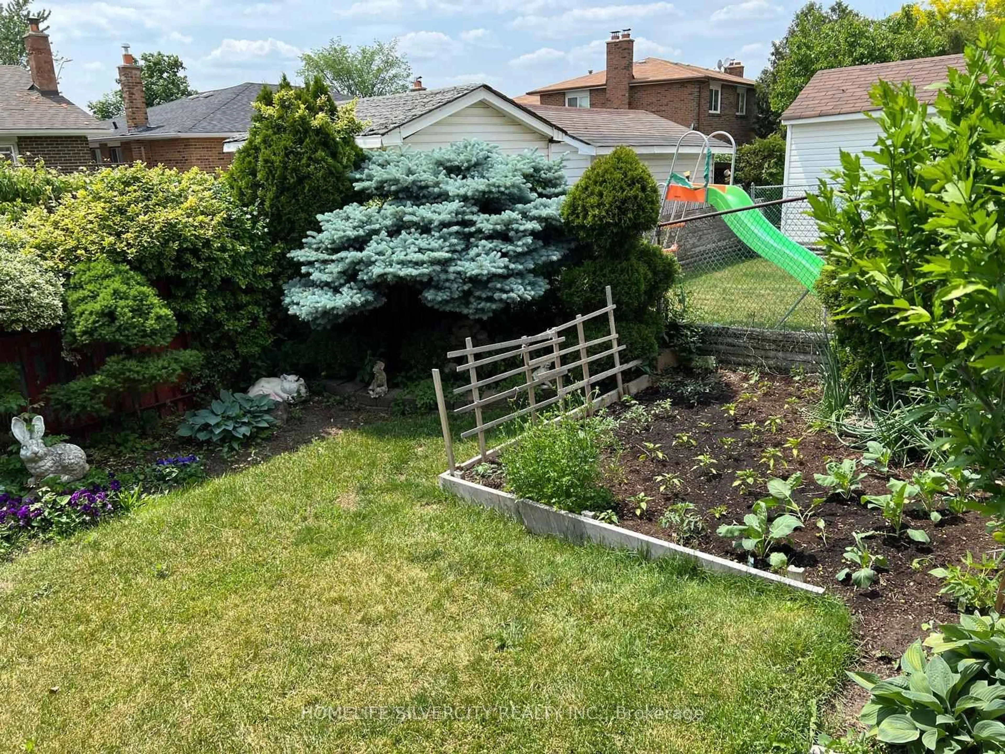 A pic from outside/outdoor area/front of a property/back of a property/a pic from drone, mountain view for 21 Ashford Crt, Brampton Ontario L6V 3E2
