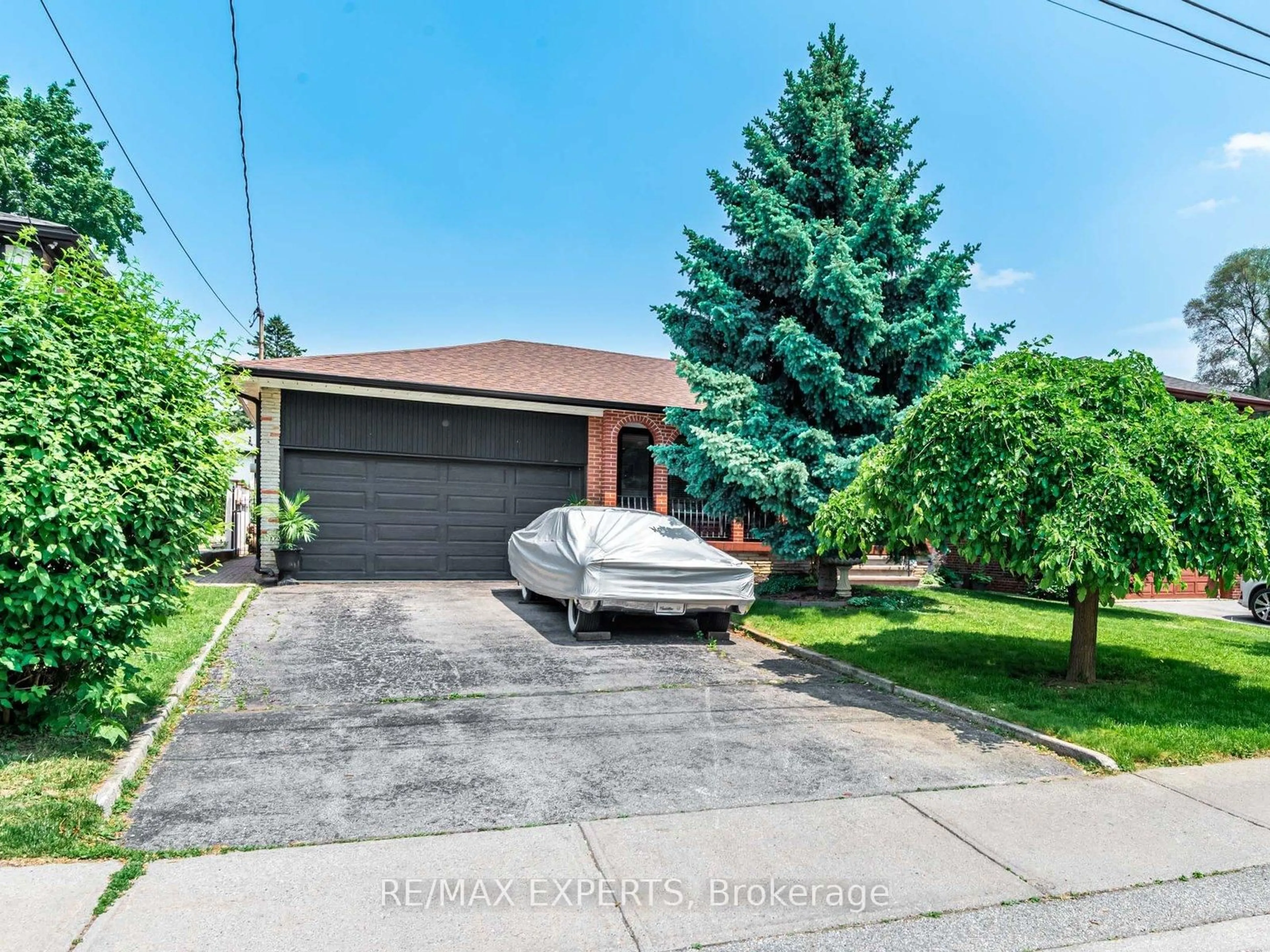 A pic from outside/outdoor area/front of a property/back of a property/a pic from drone, street for 7 Culford Rd, Toronto Ontario M6M 4J5