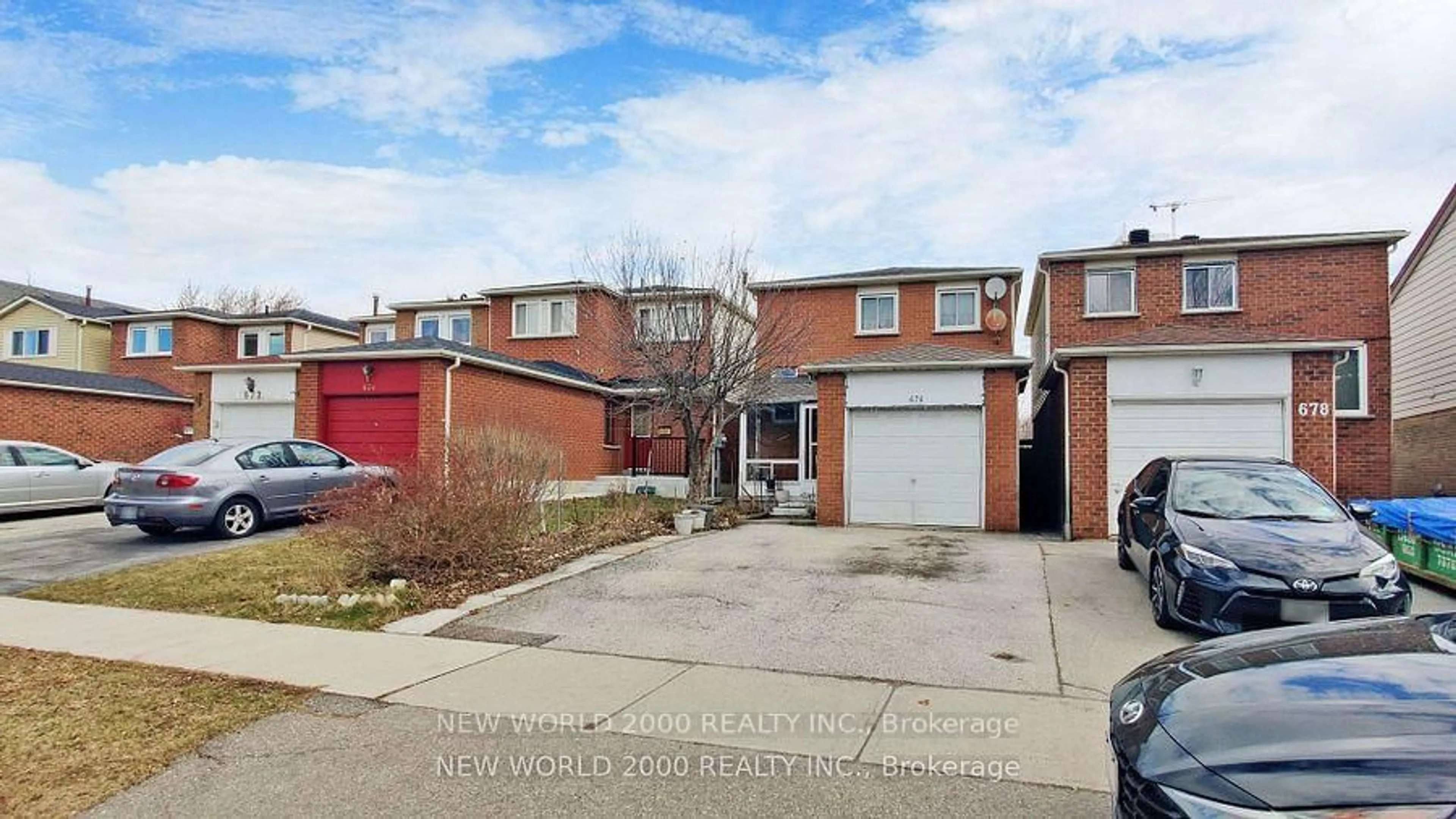 A pic from outside/outdoor area/front of a property/back of a property/a pic from drone, street for 676 Galloway Cres, Mississauga Ontario L5C 3W1