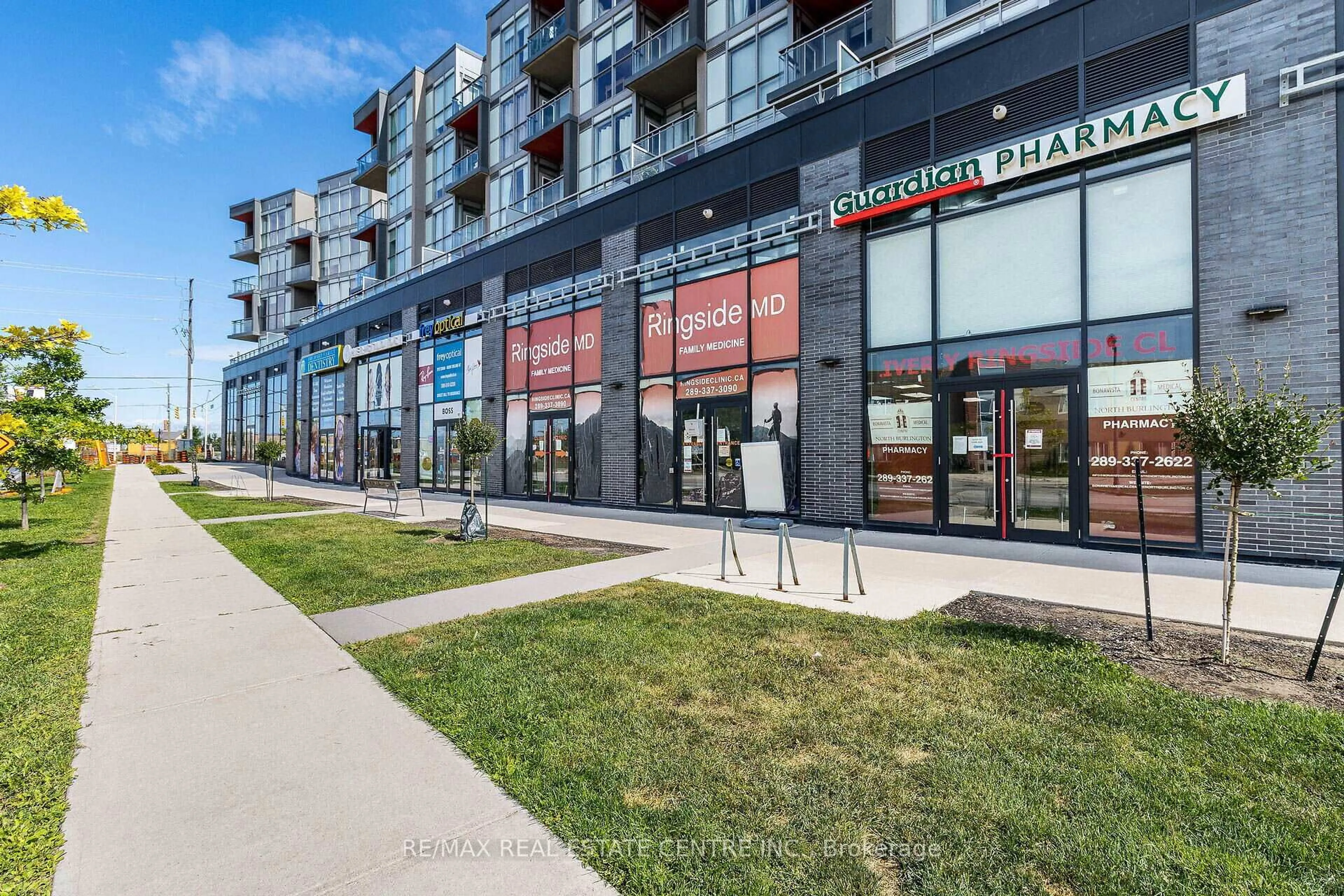 Patio, building for 5240 Dundas St #B314, Burlington Ontario L7L 0J6