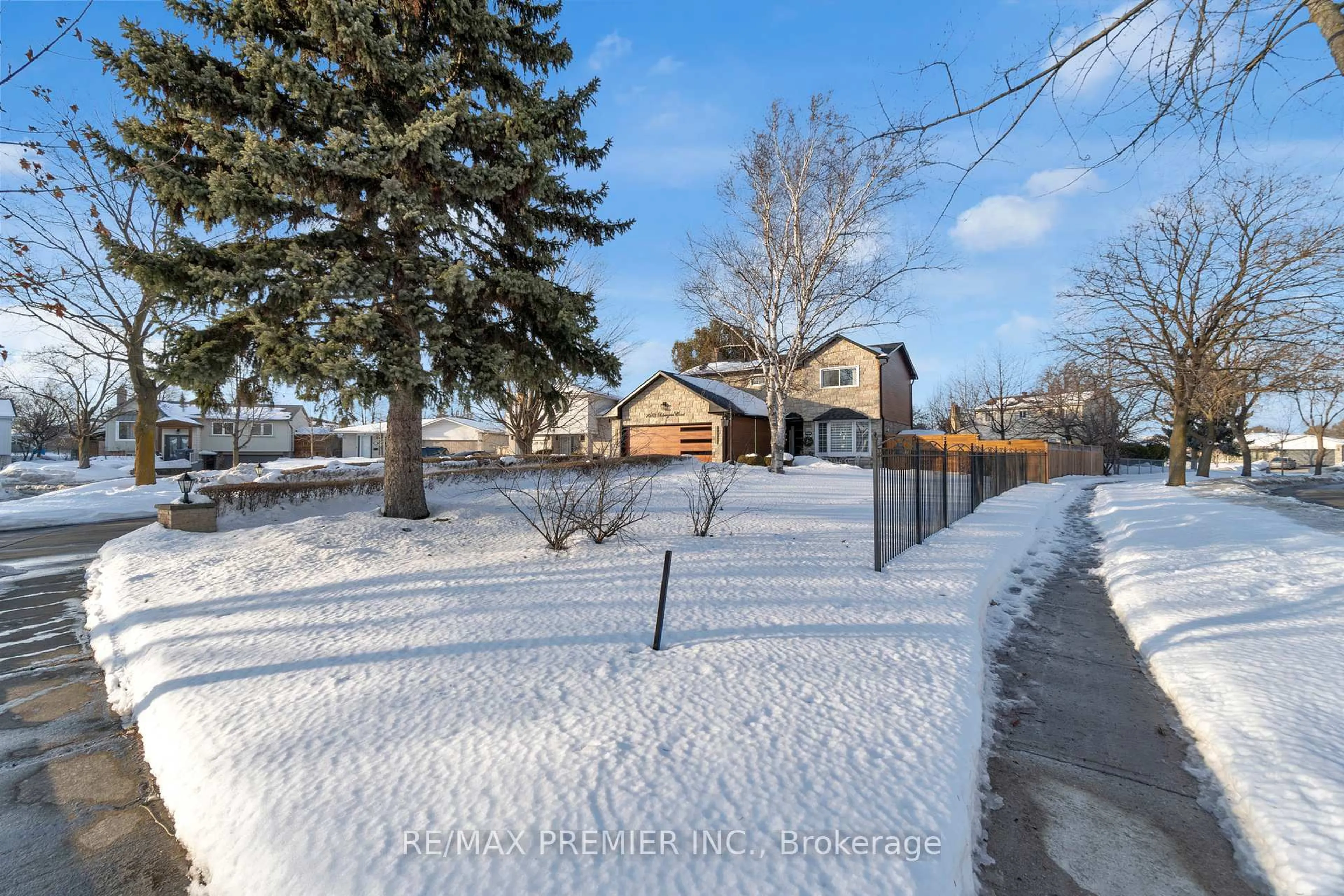 Patio, street for 7643 Lohengrin Crt, Mississauga Ontario L4T 3J1