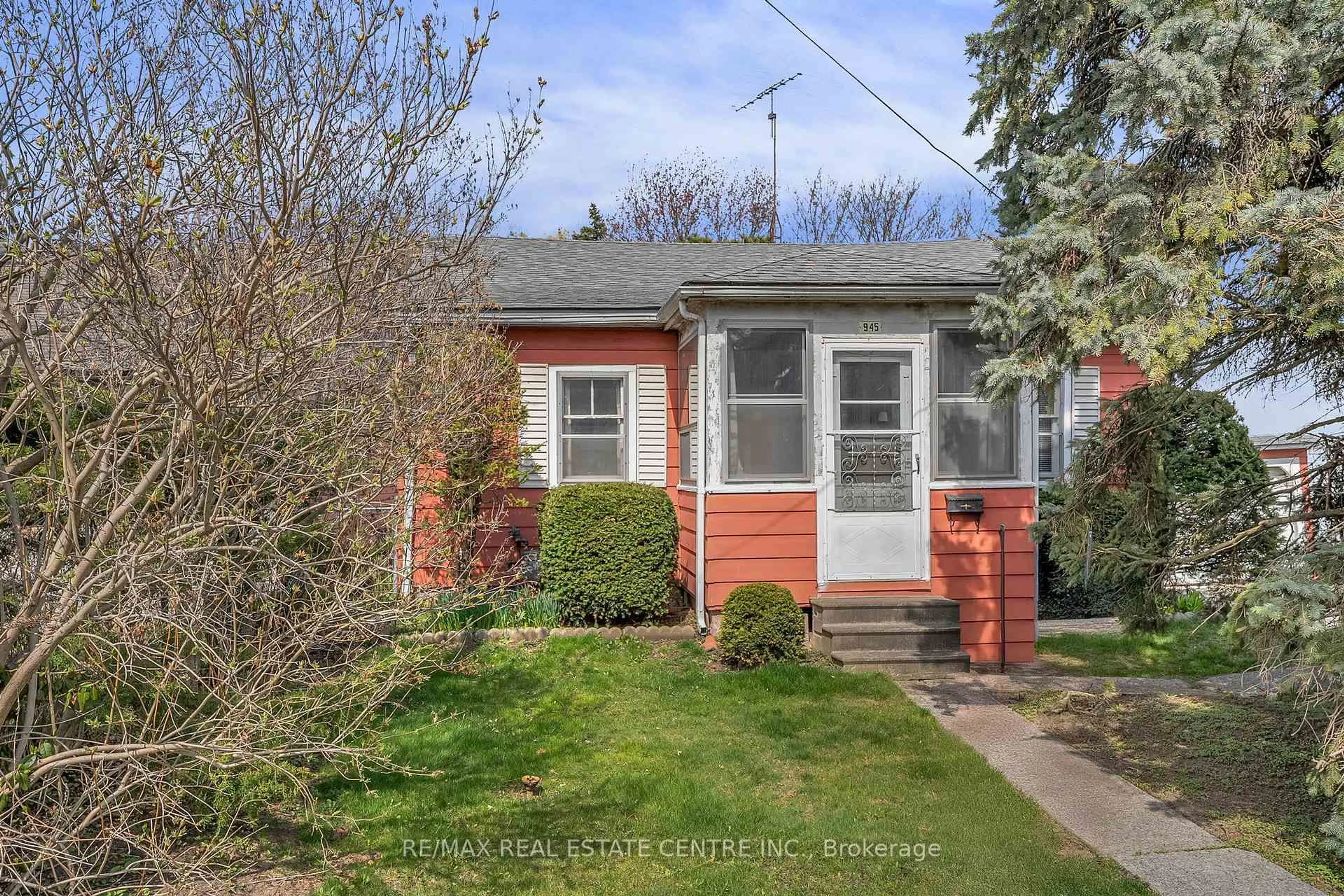 Unknown for 945 Beechwood Ave, Mississauga Ontario L5G 4E3