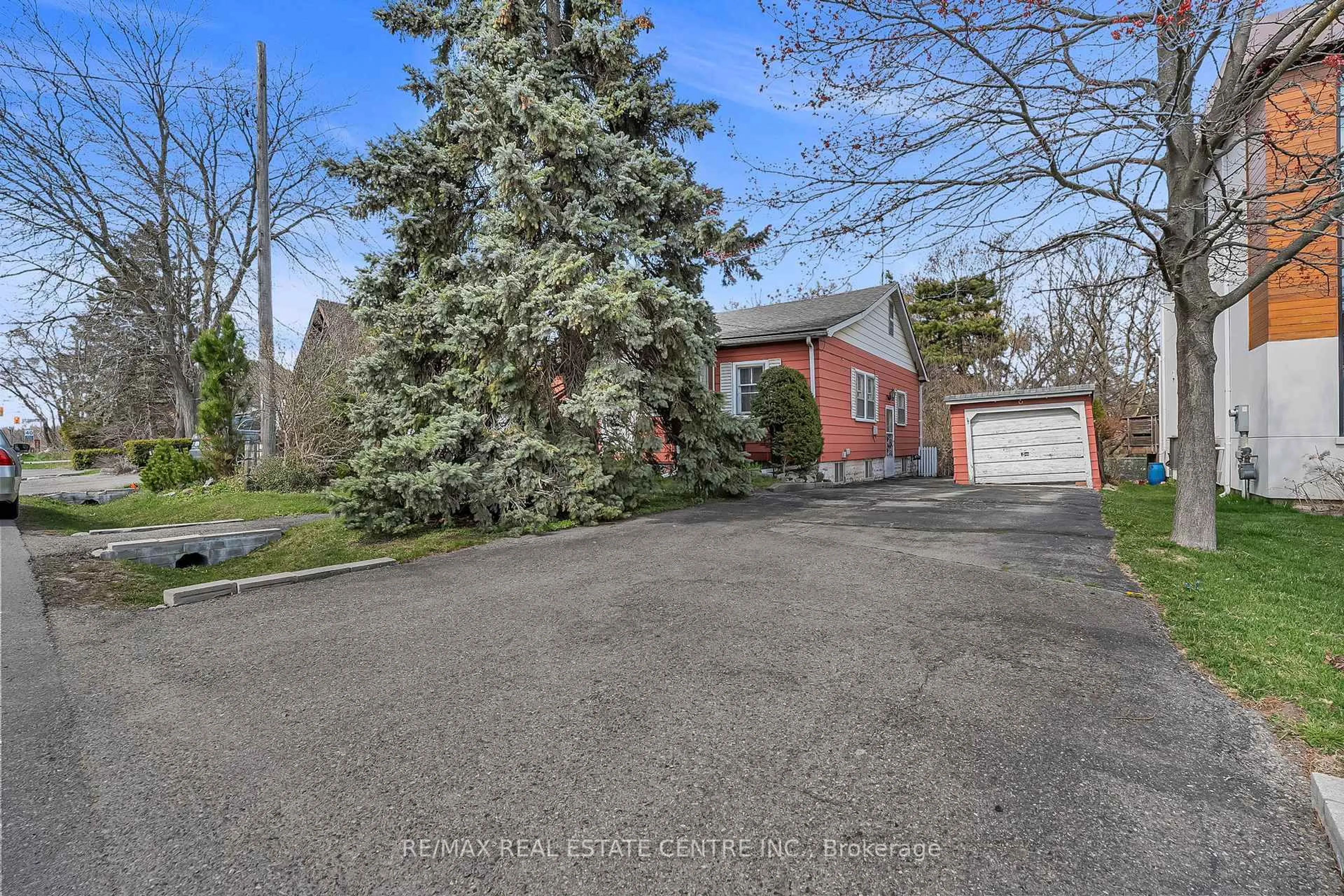 A pic from outside/outdoor area/front of a property/back of a property/a pic from drone, street for 945 Beechwood Ave, Mississauga Ontario L5G 4E3
