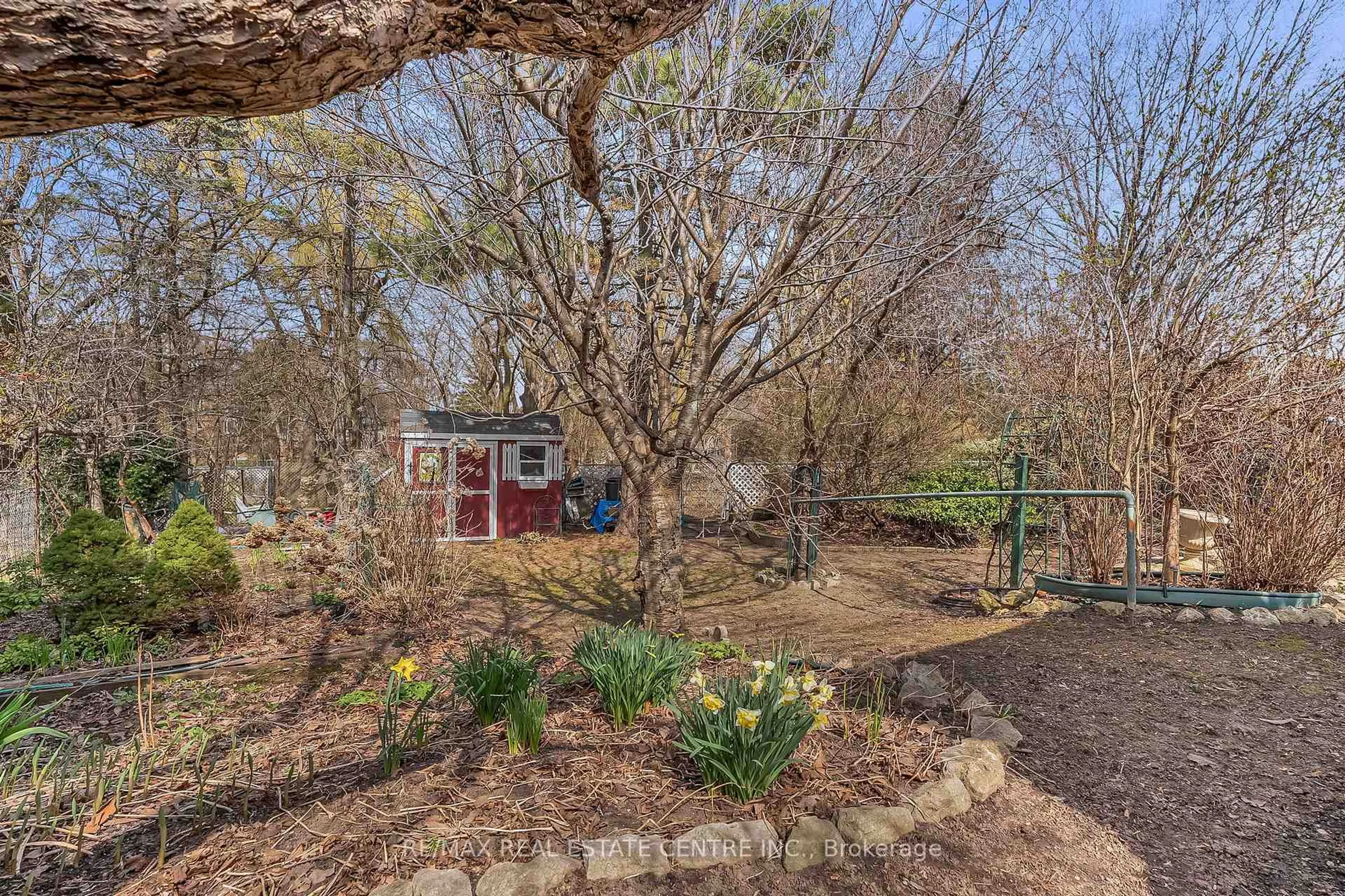Unknown for 945 Beechwood Ave, Mississauga Ontario L5G 4E3