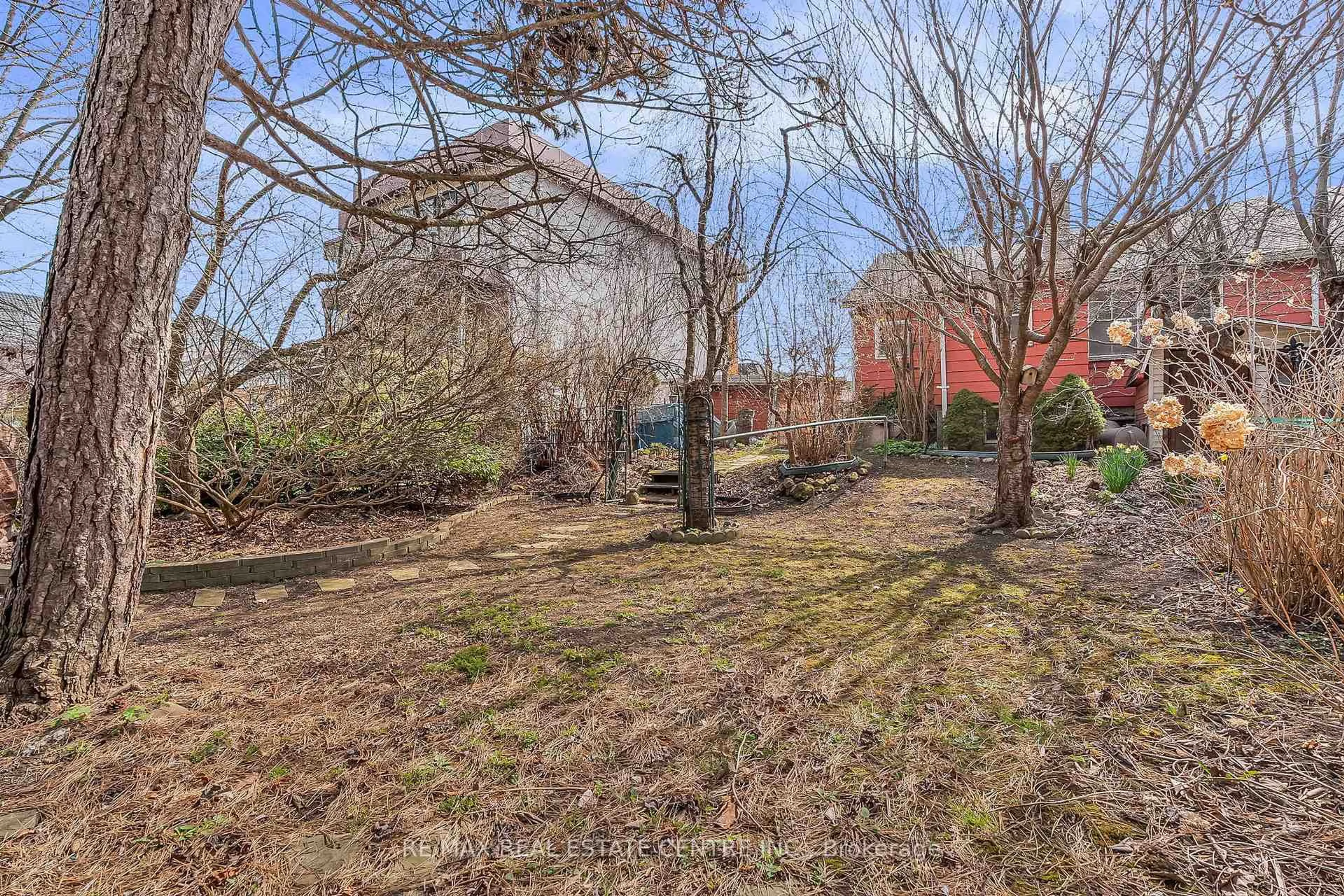 Patio, unknown for 945 Beechwood Ave, Mississauga Ontario L5G 4E3