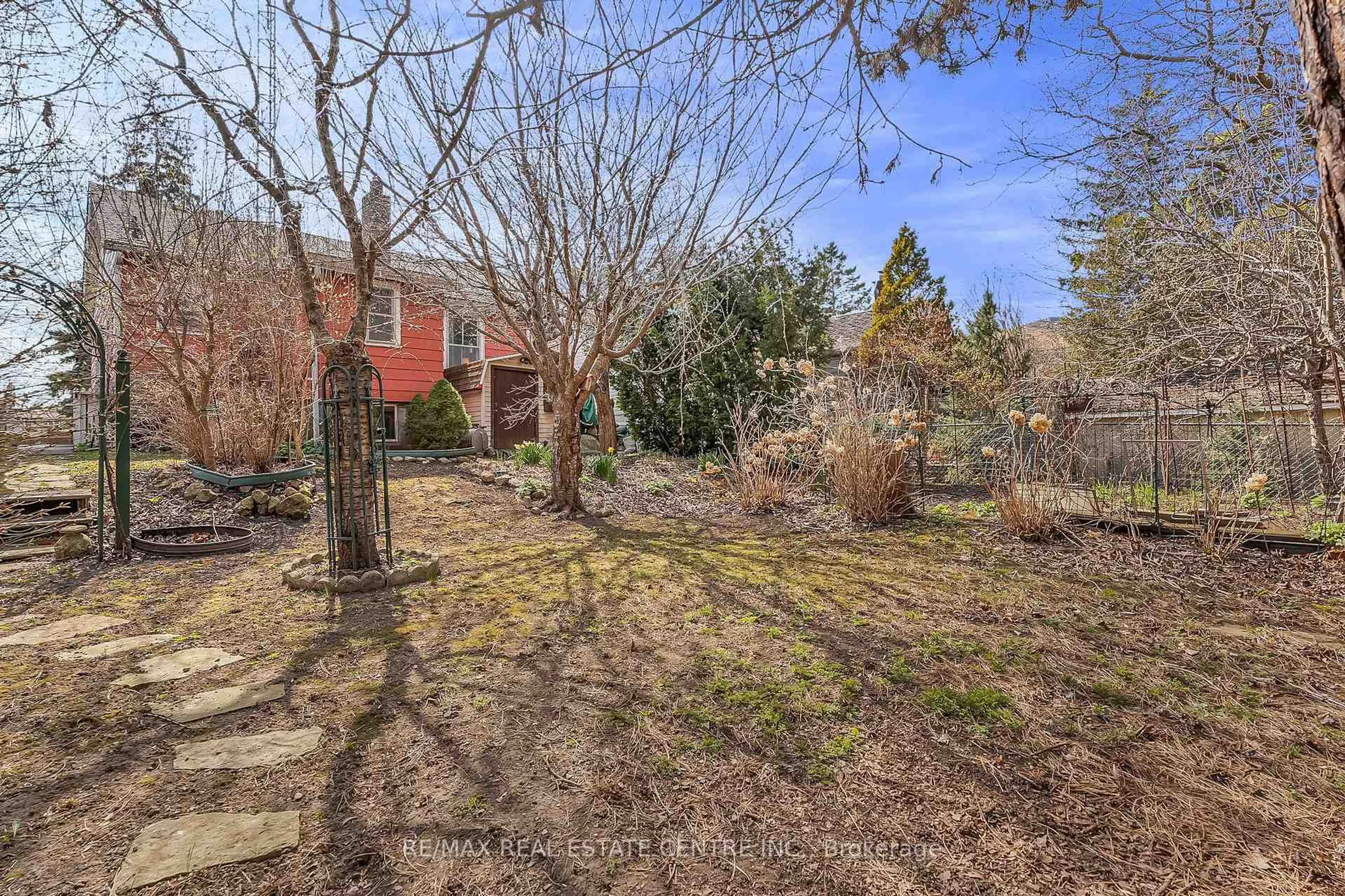 A pic from outside/outdoor area/front of a property/back of a property/a pic from drone, unknown for 945 Beechwood Ave, Mississauga Ontario L5G 4E3