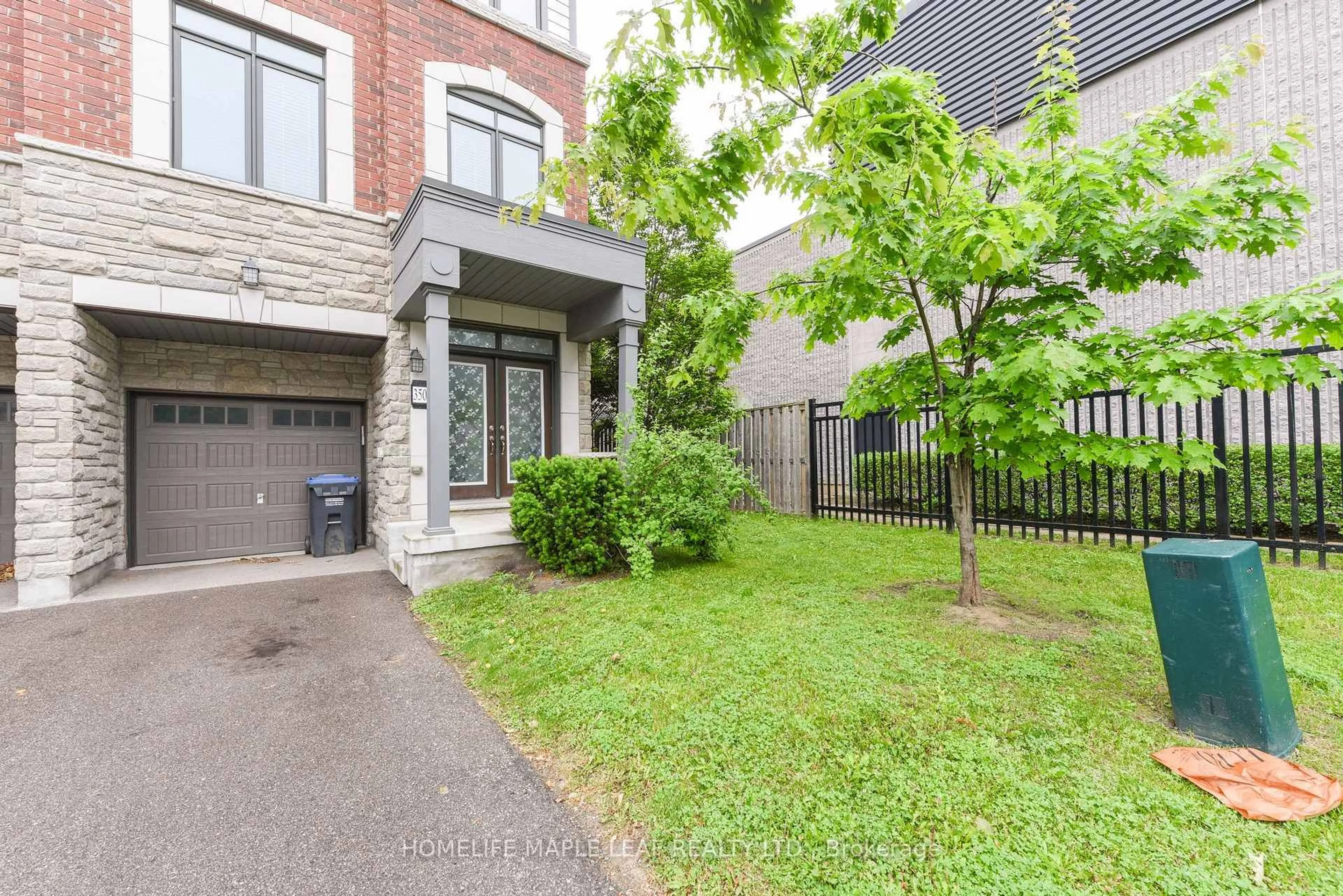 Patio, street for 350 Ladycroft Terr #1, Mississauga Ontario L5A 3N7