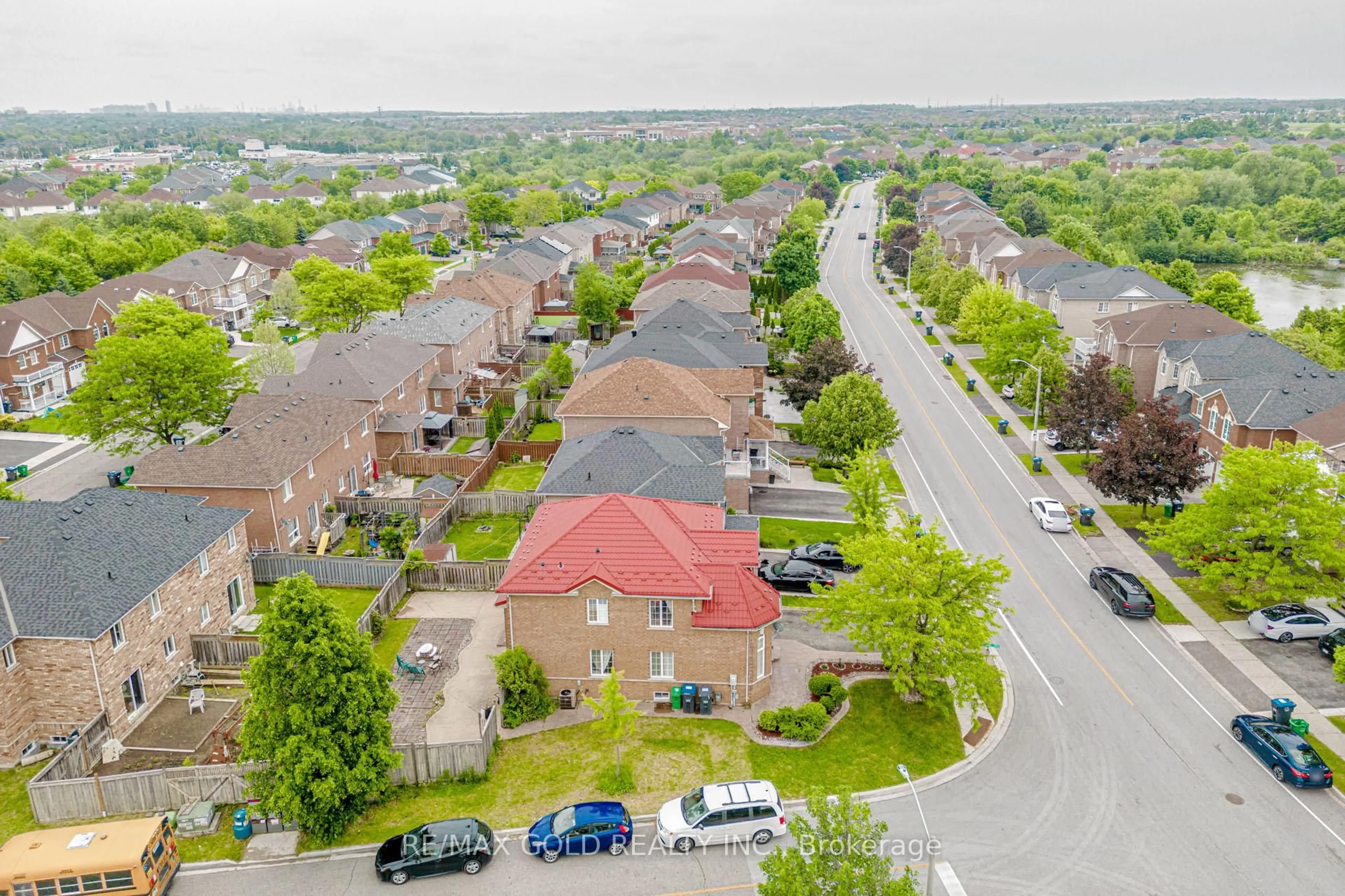 A pic from outside/outdoor area/front of a property/back of a property/a pic from drone, street for 87 Queen Mary Dr, Brampton Ontario L7A 2K2