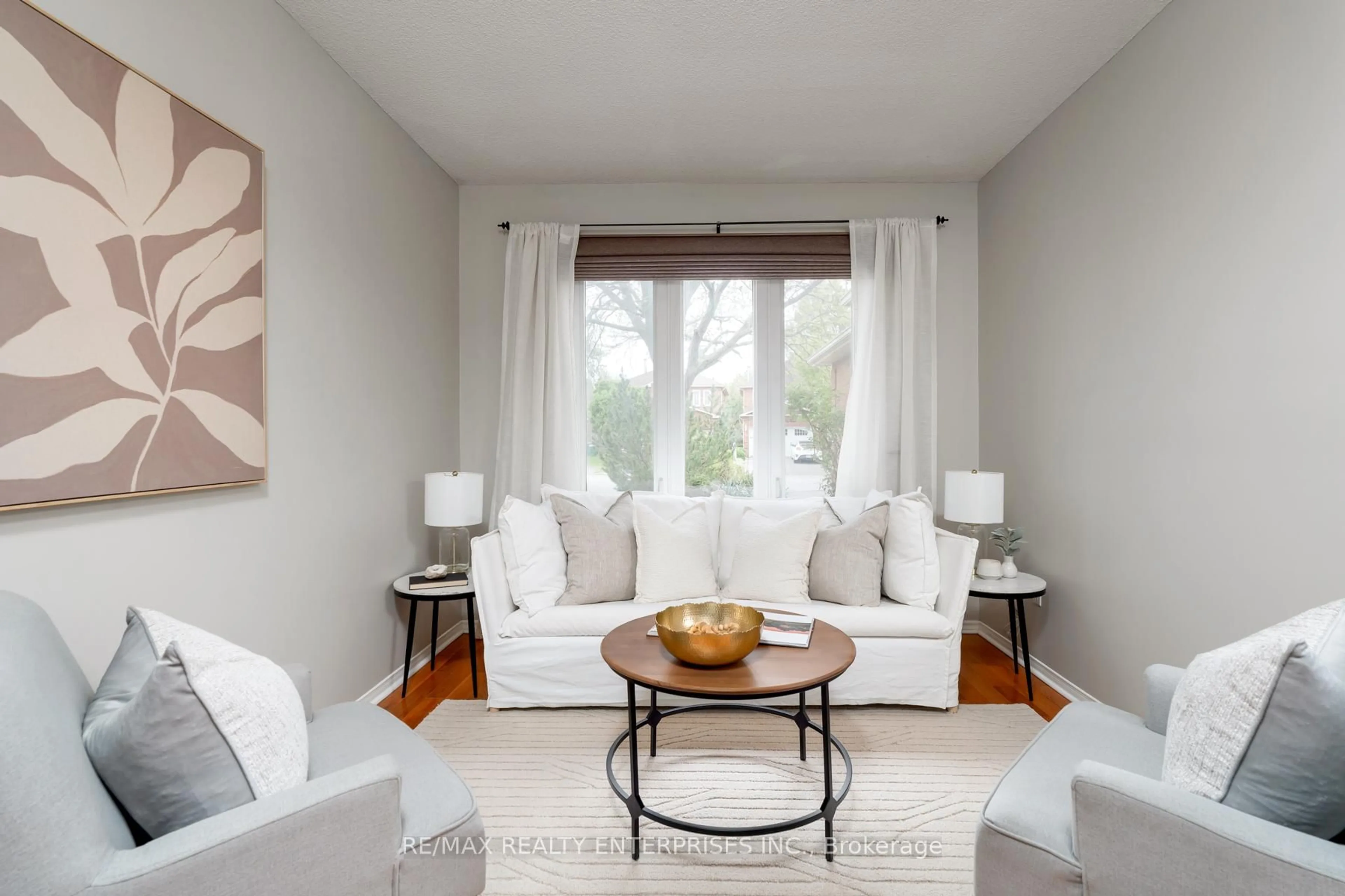 Living room with furniture, unknown for 3397 Water Lily Crt, Mississauga Ontario L5N 6B5