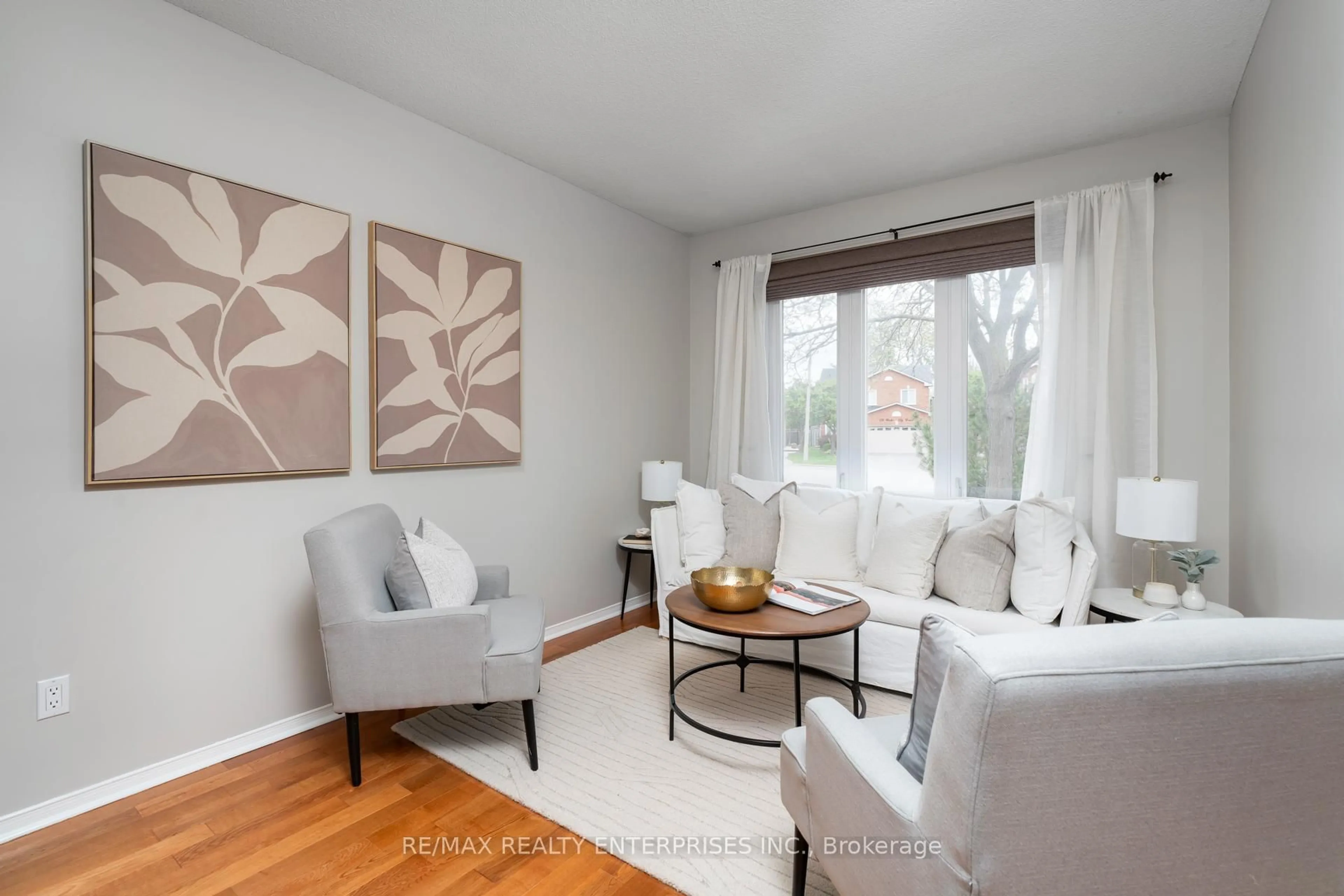 Living room with furniture, wood/laminate floor for 3397 Water Lily Crt, Mississauga Ontario L5N 6B5