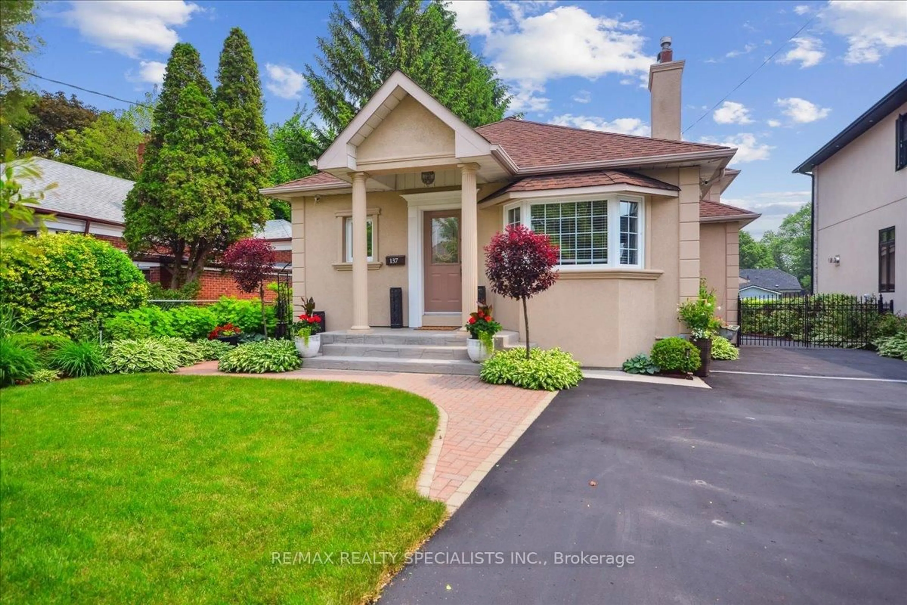 Home with vinyl exterior material, street for 137 Milton St, Toronto Ontario M8Y 2Y4