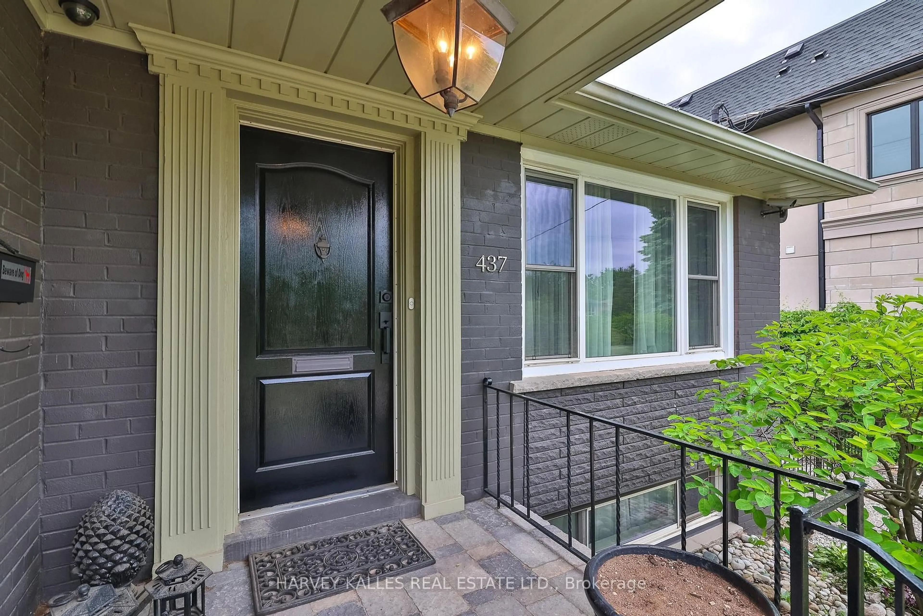 Indoor entryway for 437 Seaton Dr, Oakville Ontario L6L 3Y3