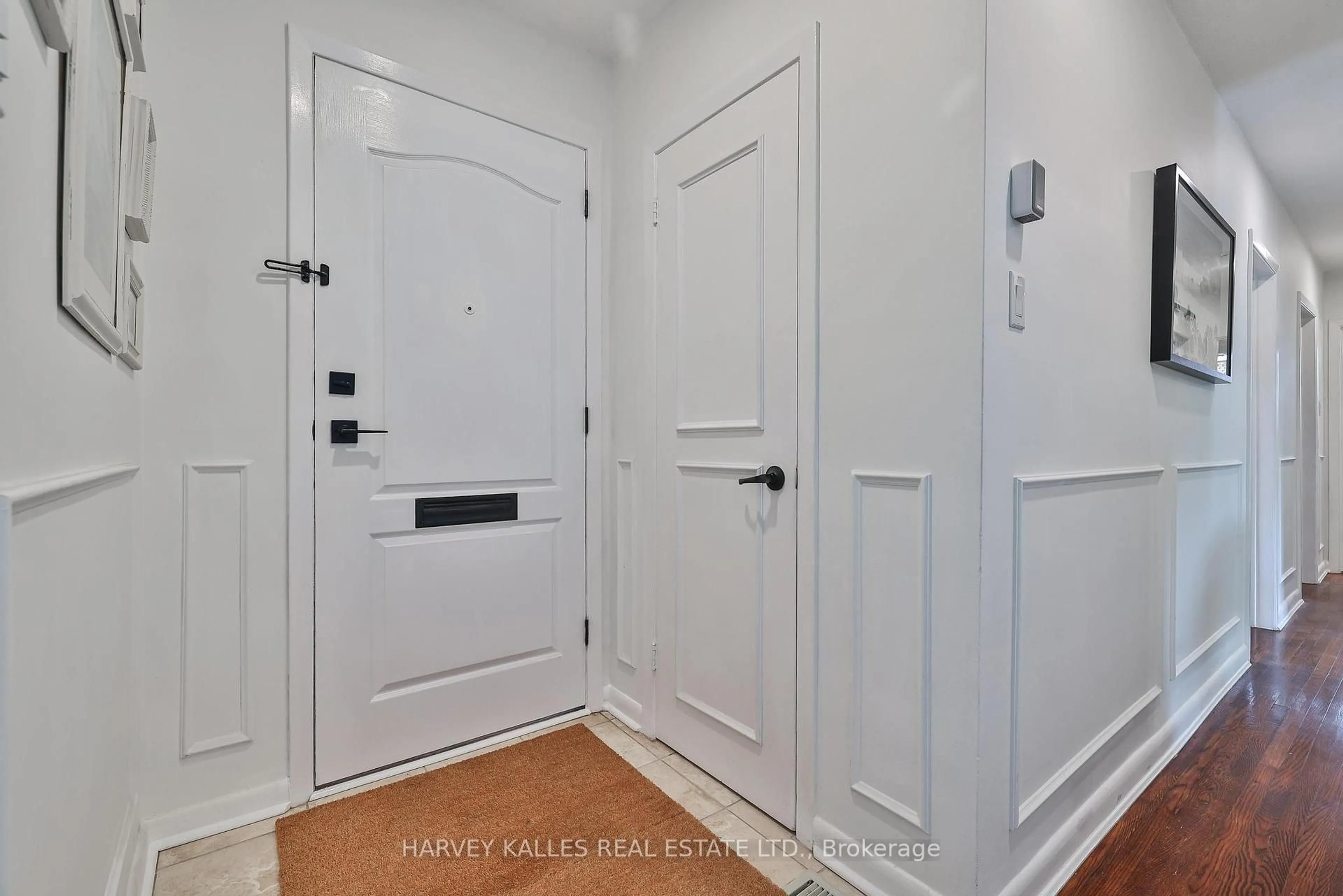 Indoor entryway for 437 Seaton Dr, Oakville Ontario L6L 3Y3